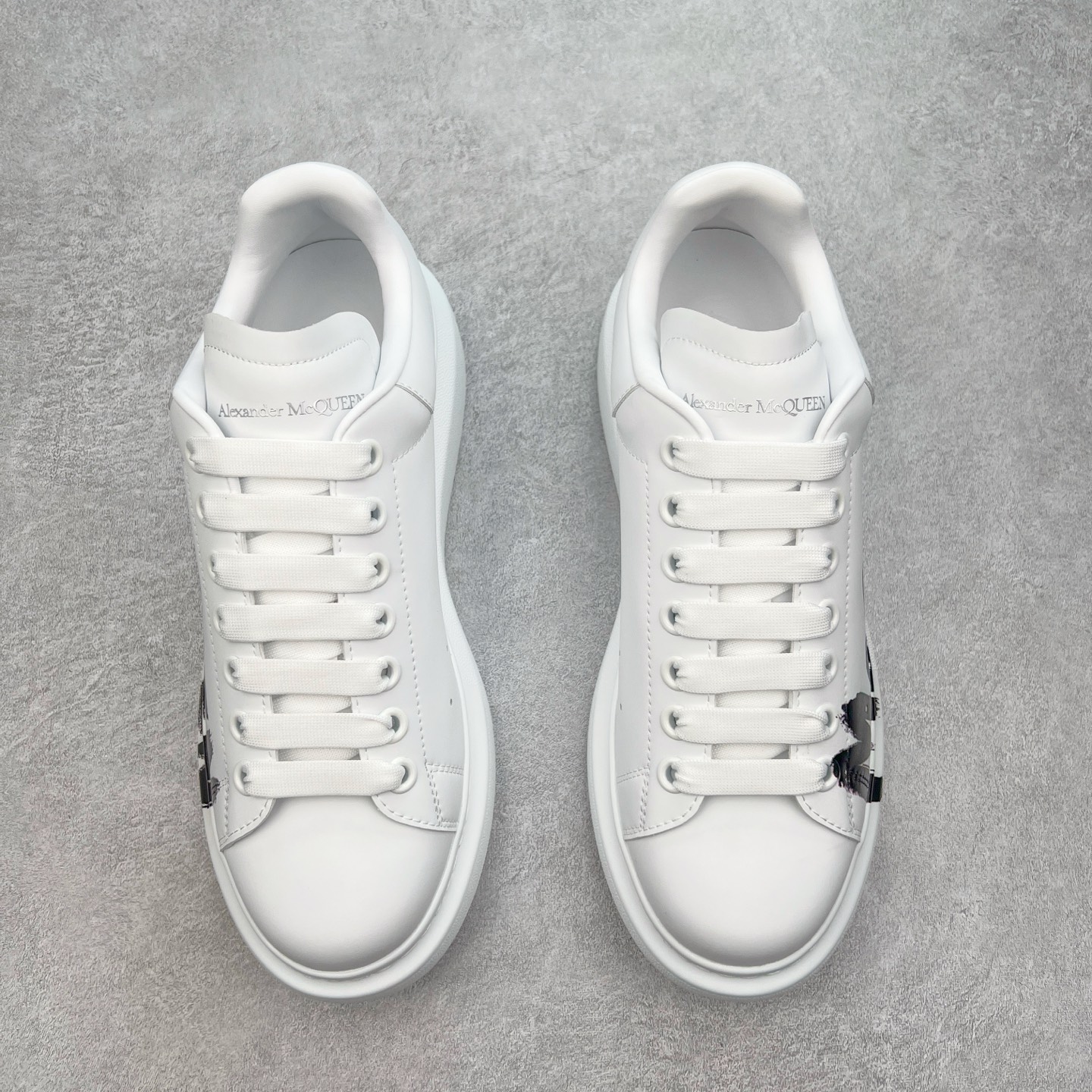 图片[2]-＃性价比 Alexander McQueen 亚历山大麦昆小白鞋全套专柜包装物及配件(附送快递加固牛皮纸盒)右脚鞋面嵌入核心防伪芯片装置,秒杀市面文案版本 支持NFC原码独立扫描 采用丝绸硬质头层小牛皮鞋面材质 内外超软小羊皮贴脚透气及超软PU脚感乳胶物料鞋 外置原抽真空高密度增高底 白色光滑牛皮革系带运动鞋，圆头设计，鞋跟点缀黑色绒面革细节。搭配宽扁鞋带，鞋舌和后帮饰有 Alexander McQueen 品牌标志。阔型橡胶鞋底。运动鞋另配一副鞋带材料 100% 小牛皮 所有细节与原版一致 尺码：35 36 37 38 39 40 41 42 43 44 45-选品中心