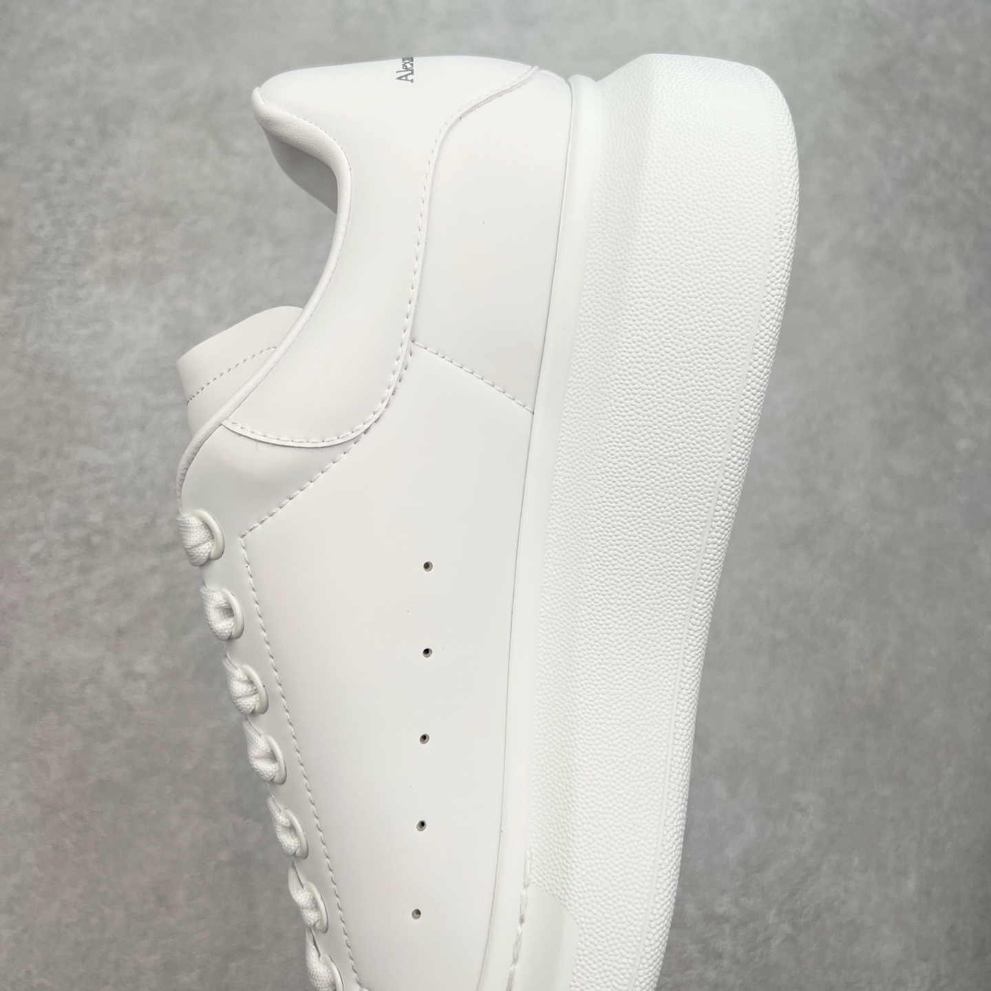 图片[7]-＃性价比 Alexander McQueen 亚历山大麦昆小白鞋全套专柜包装物及配件(附送快递加固牛皮纸盒)右脚鞋面嵌入核心防伪芯片装置,秒杀市面文案版本 支持NFC原码独立扫描 采用丝绸硬质头层小牛皮鞋面材质 内外超软小羊皮贴脚透气及超软PU脚感乳胶物料鞋 外置原抽真空高密度增高底 白色光滑牛皮革系带运动鞋，圆头设计，鞋跟点缀黑色绒面革细节。搭配宽扁鞋带，鞋舌和后帮饰有 Alexander McQueen 品牌标志。阔型橡胶鞋底。运动鞋另配一副鞋带材料 100% 小牛皮 所有细节与原版一致 尺码：35 36 37 38 39 40 41 42 43 44 45-选品中心