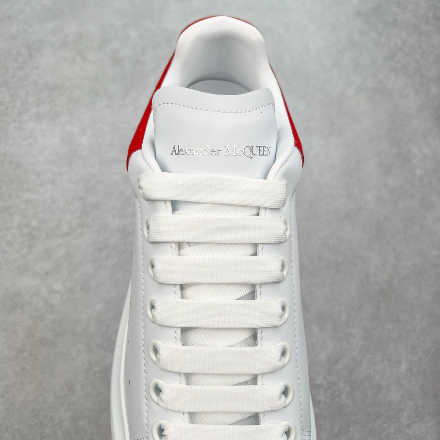 图片[5]-＃性价比 Alexander McQueen 亚历山大麦昆小白鞋全套专柜包装物及配件(附送快递加固牛皮纸盒)右脚鞋面嵌入核心防伪芯片装置,秒杀市面文案版本 支持NFC原码独立扫描 采用丝绸硬质头层小牛皮鞋面材质 内外超软小羊皮贴脚透气及超软PU脚感乳胶物料鞋 外置原抽真空高密度增高底 白色光滑牛皮革系带运动鞋，圆头设计，鞋跟点缀黑色绒面革细节。搭配宽扁鞋带，鞋舌和后帮饰有 Alexander McQueen 品牌标志。阔型橡胶鞋底。运动鞋另配一副鞋带材料 100% 小牛皮 所有细节与原版一致 尺码：35 36 37 38 39 40 41 42 43 44 45-选品中心