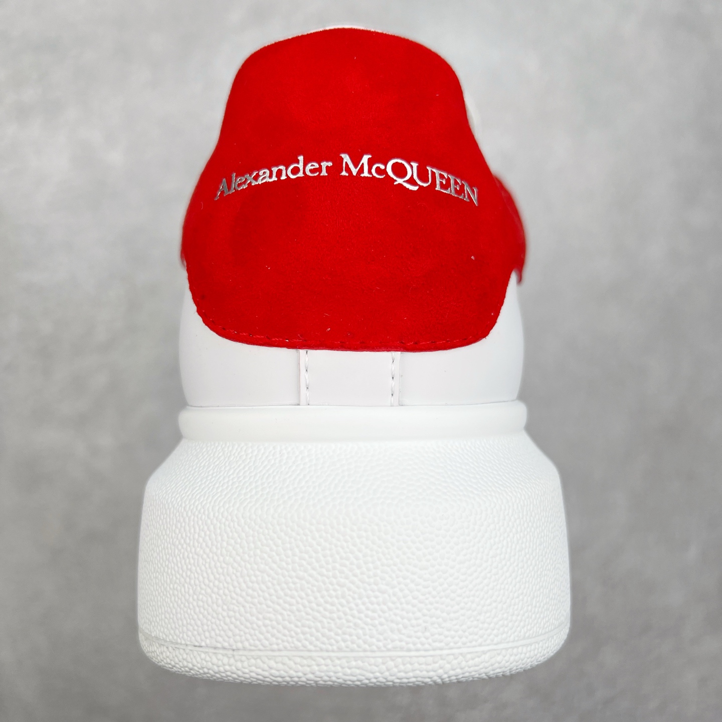 图片[8]-＃性价比 Alexander McQueen 亚历山大麦昆小白鞋全套专柜包装物及配件(附送快递加固牛皮纸盒)右脚鞋面嵌入核心防伪芯片装置,秒杀市面文案版本 支持NFC原码独立扫描 采用丝绸硬质头层小牛皮鞋面材质 内外超软小羊皮贴脚透气及超软PU脚感乳胶物料鞋 外置原抽真空高密度增高底 白色光滑牛皮革系带运动鞋，圆头设计，鞋跟点缀黑色绒面革细节。搭配宽扁鞋带，鞋舌和后帮饰有 Alexander McQueen 品牌标志。阔型橡胶鞋底。运动鞋另配一副鞋带材料 100% 小牛皮 所有细节与原版一致 尺码：35 36 37 38 39 40 41 42 43 44 45-选品中心