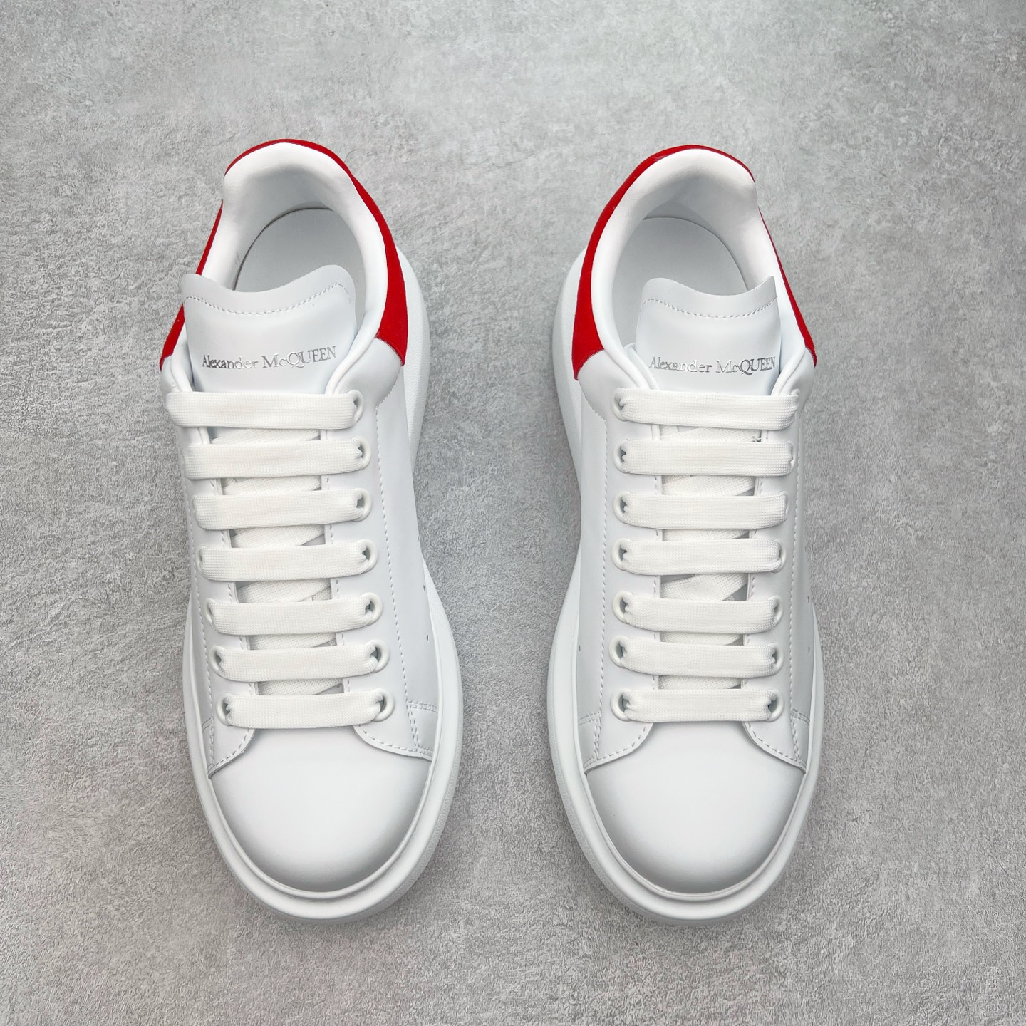 图片[2]-＃性价比 Alexander McQueen 亚历山大麦昆小白鞋全套专柜包装物及配件(附送快递加固牛皮纸盒)右脚鞋面嵌入核心防伪芯片装置,秒杀市面文案版本 支持NFC原码独立扫描 采用丝绸硬质头层小牛皮鞋面材质 内外超软小羊皮贴脚透气及超软PU脚感乳胶物料鞋 外置原抽真空高密度增高底 白色光滑牛皮革系带运动鞋，圆头设计，鞋跟点缀黑色绒面革细节。搭配宽扁鞋带，鞋舌和后帮饰有 Alexander McQueen 品牌标志。阔型橡胶鞋底。运动鞋另配一副鞋带材料 100% 小牛皮 所有细节与原版一致 尺码：35 36 37 38 39 40 41 42 43 44 45-选品中心
