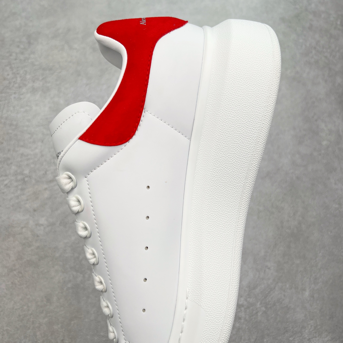 图片[7]-＃性价比 Alexander McQueen 亚历山大麦昆小白鞋全套专柜包装物及配件(附送快递加固牛皮纸盒)右脚鞋面嵌入核心防伪芯片装置,秒杀市面文案版本 支持NFC原码独立扫描 采用丝绸硬质头层小牛皮鞋面材质 内外超软小羊皮贴脚透气及超软PU脚感乳胶物料鞋 外置原抽真空高密度增高底 白色光滑牛皮革系带运动鞋，圆头设计，鞋跟点缀黑色绒面革细节。搭配宽扁鞋带，鞋舌和后帮饰有 Alexander McQueen 品牌标志。阔型橡胶鞋底。运动鞋另配一副鞋带材料 100% 小牛皮 所有细节与原版一致 尺码：35 36 37 38 39 40 41 42 43 44 45-选品中心