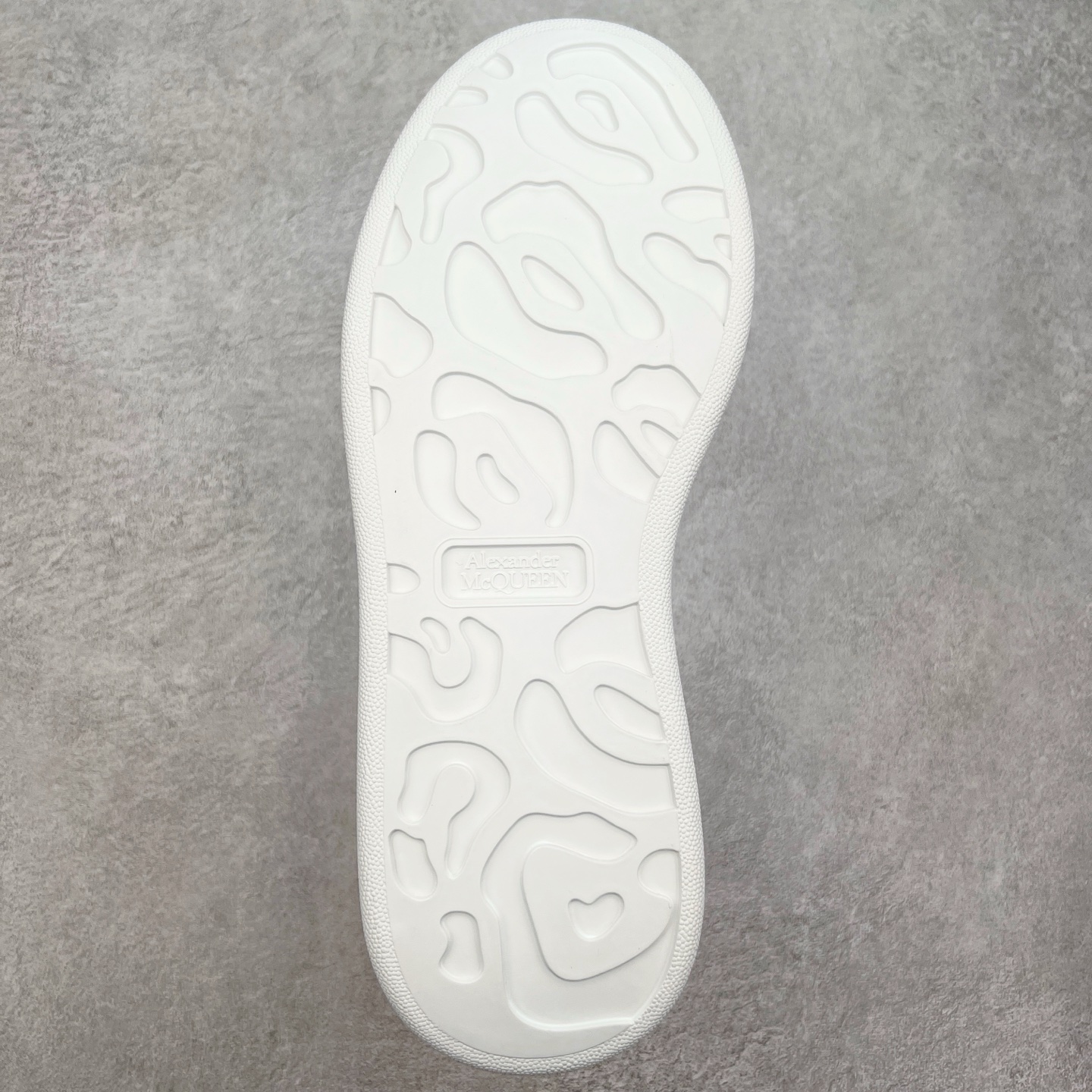 图片[9]-＃性价比 Alexander McQueen 亚历山大麦昆小白鞋全套专柜包装物及配件(附送快递加固牛皮纸盒)右脚鞋面嵌入核心防伪芯片装置,秒杀市面文案版本 支持NFC原码独立扫描 采用丝绸硬质头层小牛皮鞋面材质 内外超软小羊皮贴脚透气及超软PU脚感乳胶物料鞋 外置原抽真空高密度增高底 白色光滑牛皮革系带运动鞋，圆头设计，鞋跟点缀黑色绒面革细节。搭配宽扁鞋带，鞋舌和后帮饰有 Alexander McQueen 品牌标志。阔型橡胶鞋底。运动鞋另配一副鞋带材料 100% 小牛皮 所有细节与原版一致 尺码：35 36 37 38 39 40 41 42 43 44 45-选品中心