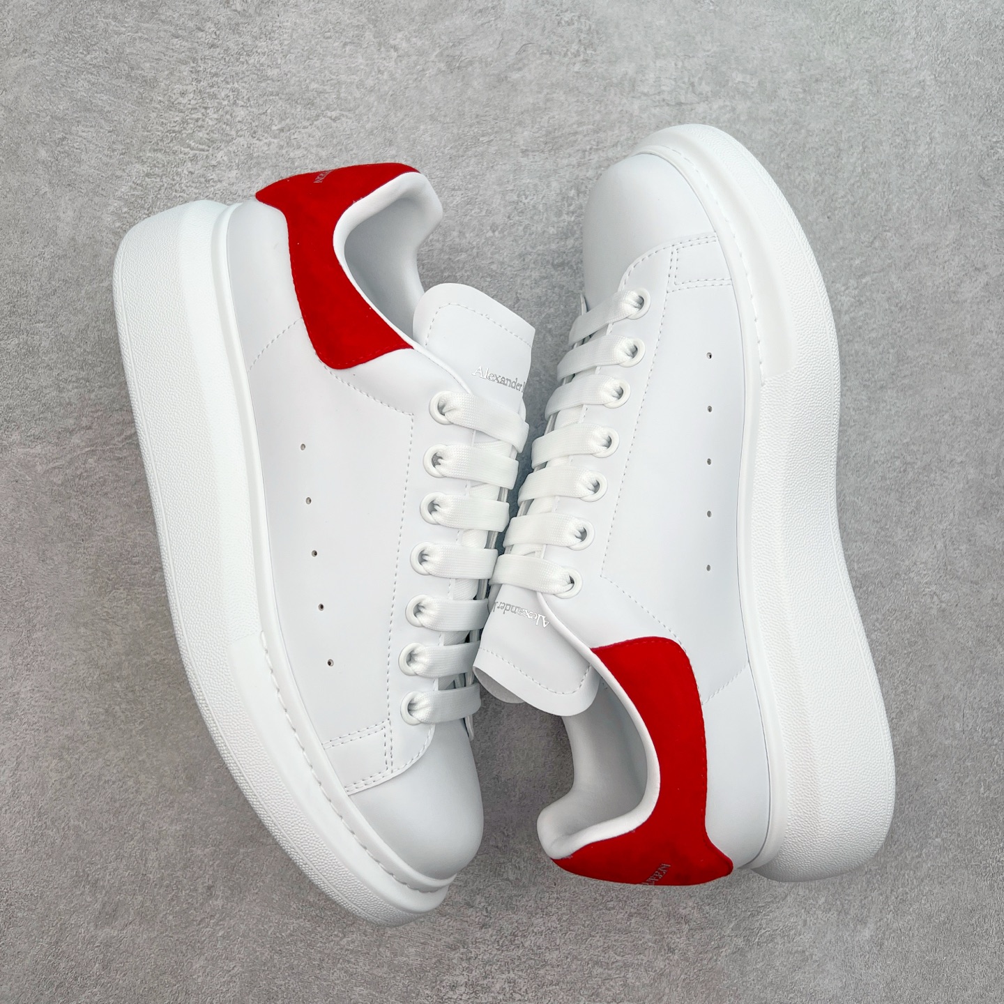 图片[3]-＃性价比 Alexander McQueen 亚历山大麦昆小白鞋全套专柜包装物及配件(附送快递加固牛皮纸盒)右脚鞋面嵌入核心防伪芯片装置,秒杀市面文案版本 支持NFC原码独立扫描 采用丝绸硬质头层小牛皮鞋面材质 内外超软小羊皮贴脚透气及超软PU脚感乳胶物料鞋 外置原抽真空高密度增高底 白色光滑牛皮革系带运动鞋，圆头设计，鞋跟点缀黑色绒面革细节。搭配宽扁鞋带，鞋舌和后帮饰有 Alexander McQueen 品牌标志。阔型橡胶鞋底。运动鞋另配一副鞋带材料 100% 小牛皮 所有细节与原版一致 尺码：35 36 37 38 39 40 41 42 43 44 45-选品中心