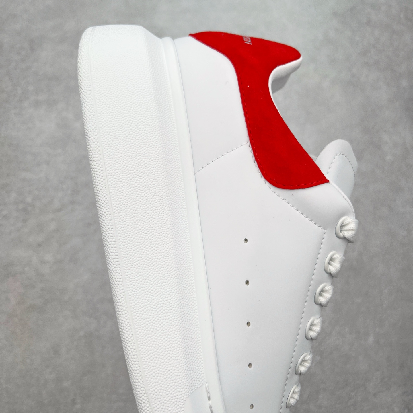 图片[6]-＃性价比 Alexander McQueen 亚历山大麦昆小白鞋全套专柜包装物及配件(附送快递加固牛皮纸盒)右脚鞋面嵌入核心防伪芯片装置,秒杀市面文案版本 支持NFC原码独立扫描 采用丝绸硬质头层小牛皮鞋面材质 内外超软小羊皮贴脚透气及超软PU脚感乳胶物料鞋 外置原抽真空高密度增高底 白色光滑牛皮革系带运动鞋，圆头设计，鞋跟点缀黑色绒面革细节。搭配宽扁鞋带，鞋舌和后帮饰有 Alexander McQueen 品牌标志。阔型橡胶鞋底。运动鞋另配一副鞋带材料 100% 小牛皮 所有细节与原版一致 尺码：35 36 37 38 39 40 41 42 43 44 45-选品中心