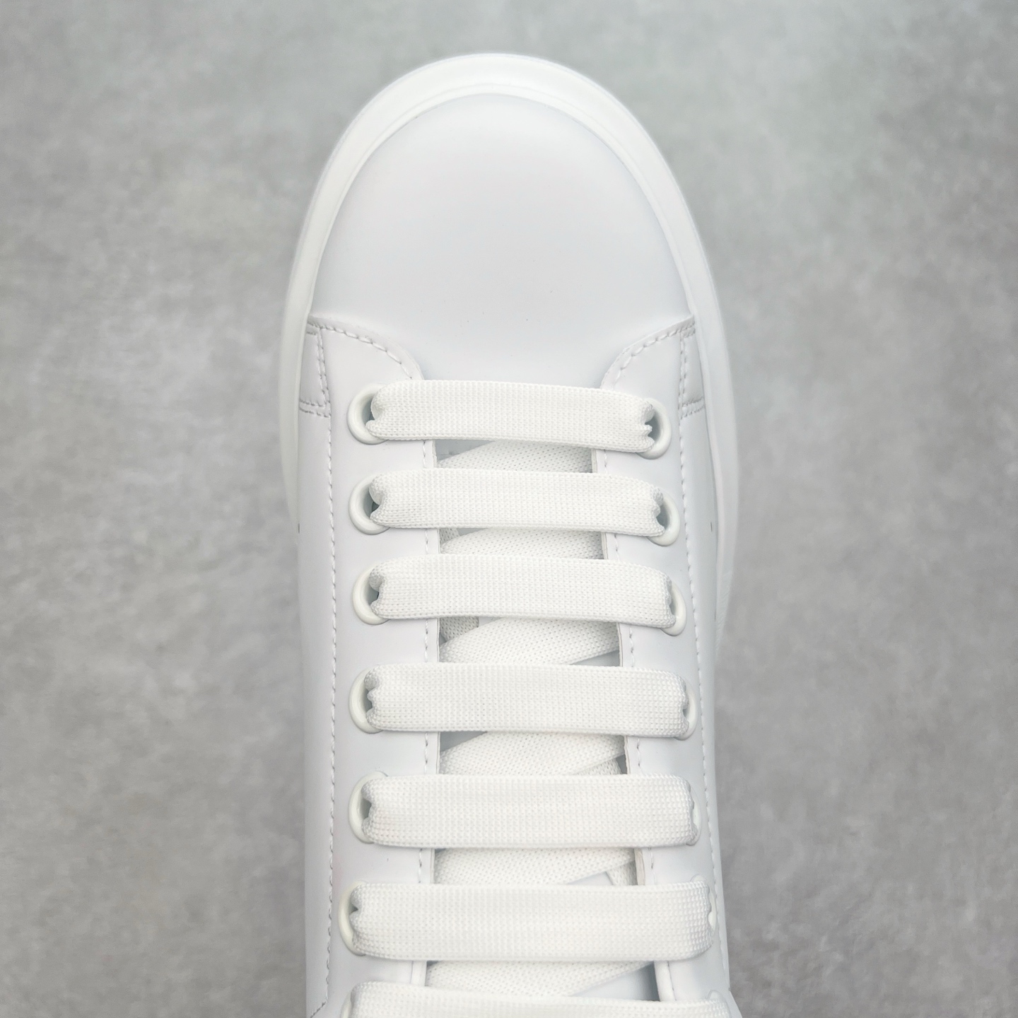 图片[4]-＃性价比 Alexander McQueen 亚历山大麦昆小白鞋全套专柜包装物及配件(附送快递加固牛皮纸盒)右脚鞋面嵌入核心防伪芯片装置,秒杀市面文案版本 支持NFC原码独立扫描 采用丝绸硬质头层小牛皮鞋面材质 内外超软小羊皮贴脚透气及超软PU脚感乳胶物料鞋 外置原抽真空高密度增高底 白色光滑牛皮革系带运动鞋，圆头设计，鞋跟点缀黑色绒面革细节。搭配宽扁鞋带，鞋舌和后帮饰有 Alexander McQueen 品牌标志。阔型橡胶鞋底。运动鞋另配一副鞋带材料 100% 小牛皮 所有细节与原版一致 尺码：35 36 37 38 39 40 41 42 43 44 45-选品中心