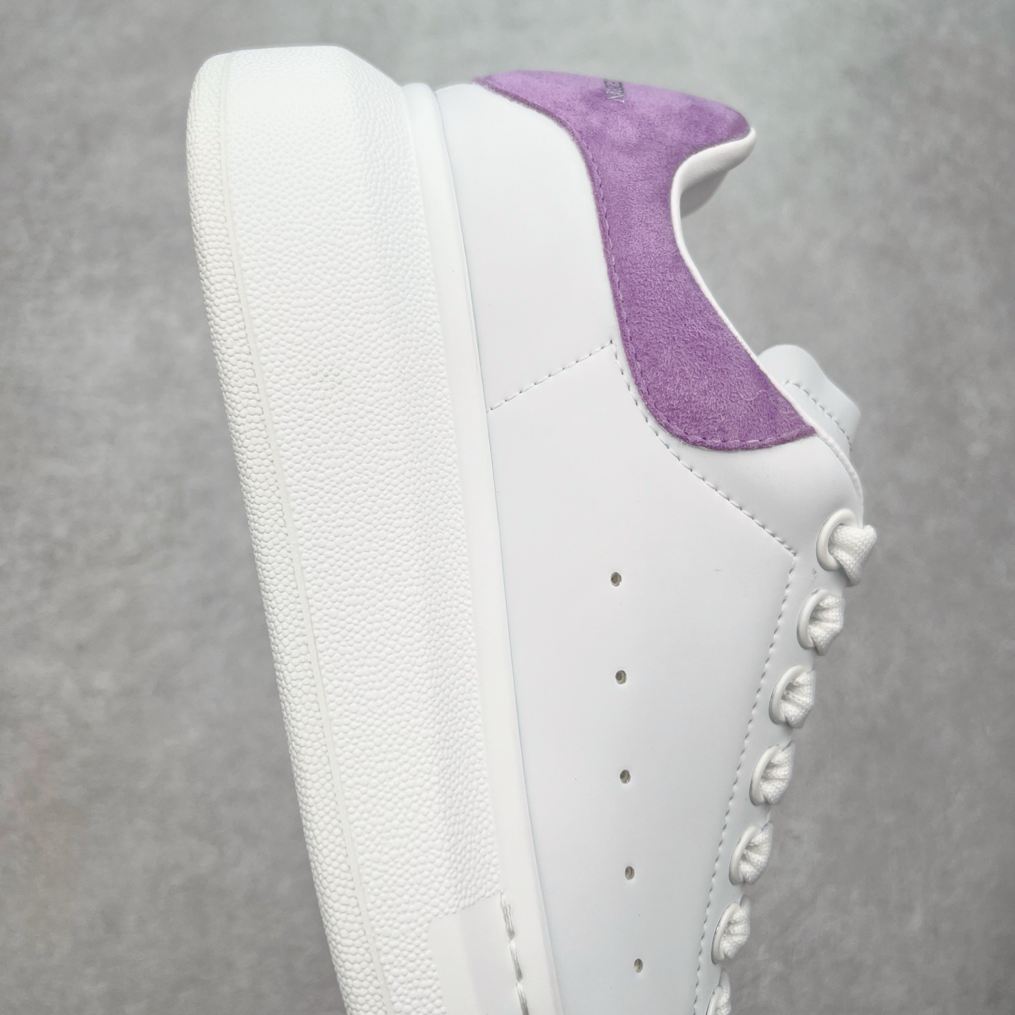 图片[6]-＃性价比 Alexander McQueen 亚历山大麦昆小白鞋全套专柜包装物及配件(附送快递加固牛皮纸盒)右脚鞋面嵌入核心防伪芯片装置,秒杀市面文案版本 支持NFC原码独立扫描 采用丝绸硬质头层小牛皮鞋面材质 内外超软小羊皮贴脚透气及超软PU脚感乳胶物料鞋 外置原抽真空高密度增高底 白色光滑牛皮革系带运动鞋，圆头设计，鞋跟点缀黑色绒面革细节。搭配宽扁鞋带，鞋舌和后帮饰有 Alexander McQueen 品牌标志。阔型橡胶鞋底。运动鞋另配一副鞋带材料 100% 小牛皮 所有细节与原版一致 尺码：35 36 37 38 39 40 41 42 43 44 45-选品中心