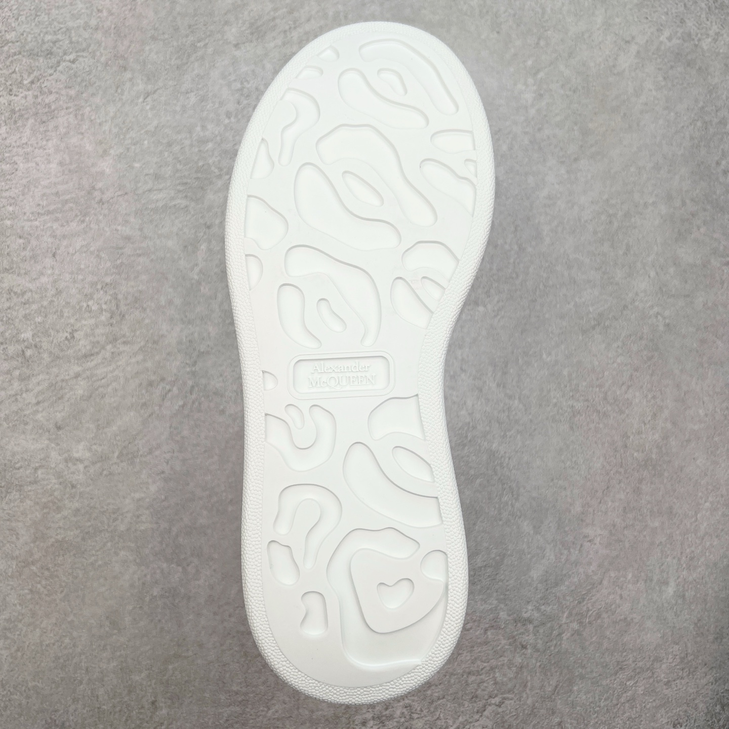 图片[9]-＃性价比 Alexander McQueen 亚历山大麦昆小白鞋全套专柜包装物及配件(附送快递加固牛皮纸盒)右脚鞋面嵌入核心防伪芯片装置,秒杀市面文案版本 支持NFC原码独立扫描 采用丝绸硬质头层小牛皮鞋面材质 内外超软小羊皮贴脚透气及超软PU脚感乳胶物料鞋 外置原抽真空高密度增高底 白色光滑牛皮革系带运动鞋，圆头设计，鞋跟点缀黑色绒面革细节。搭配宽扁鞋带，鞋舌和后帮饰有 Alexander McQueen 品牌标志。阔型橡胶鞋底。运动鞋另配一副鞋带材料 100% 小牛皮 所有细节与原版一致 尺码：35 36 37 38 39 40 41 42 43 44 45-选品中心