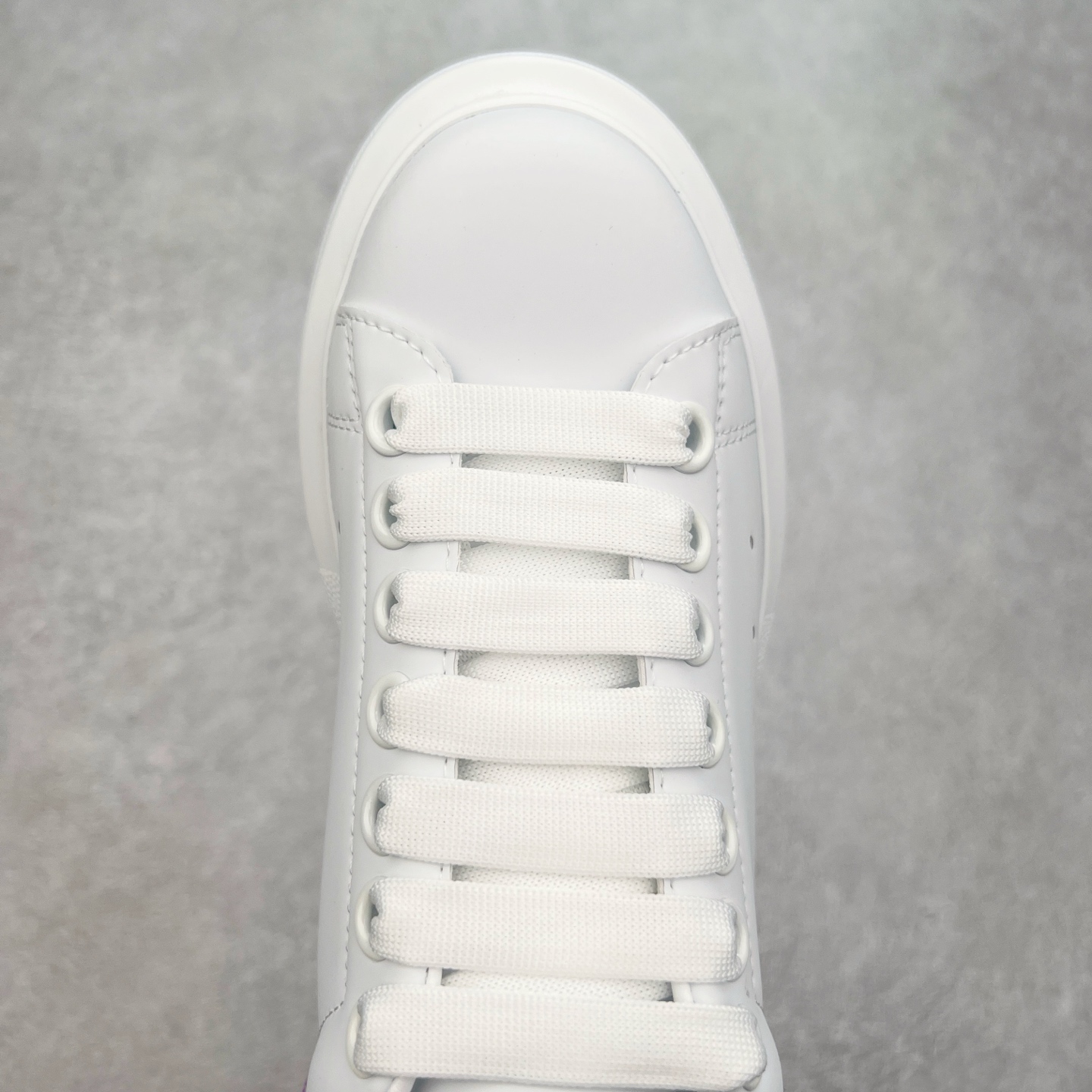 图片[4]-＃性价比 Alexander McQueen 亚历山大麦昆小白鞋全套专柜包装物及配件(附送快递加固牛皮纸盒)右脚鞋面嵌入核心防伪芯片装置,秒杀市面文案版本 支持NFC原码独立扫描 采用丝绸硬质头层小牛皮鞋面材质 内外超软小羊皮贴脚透气及超软PU脚感乳胶物料鞋 外置原抽真空高密度增高底 白色光滑牛皮革系带运动鞋，圆头设计，鞋跟点缀黑色绒面革细节。搭配宽扁鞋带，鞋舌和后帮饰有 Alexander McQueen 品牌标志。阔型橡胶鞋底。运动鞋另配一副鞋带材料 100% 小牛皮 所有细节与原版一致 尺码：35 36 37 38 39 40 41 42 43 44 45-选品中心