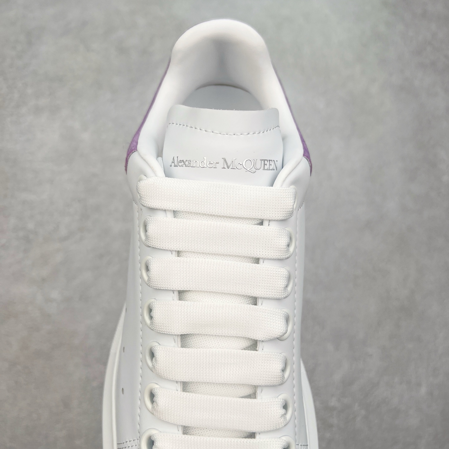 图片[5]-＃性价比 Alexander McQueen 亚历山大麦昆小白鞋全套专柜包装物及配件(附送快递加固牛皮纸盒)右脚鞋面嵌入核心防伪芯片装置,秒杀市面文案版本 支持NFC原码独立扫描 采用丝绸硬质头层小牛皮鞋面材质 内外超软小羊皮贴脚透气及超软PU脚感乳胶物料鞋 外置原抽真空高密度增高底 白色光滑牛皮革系带运动鞋，圆头设计，鞋跟点缀黑色绒面革细节。搭配宽扁鞋带，鞋舌和后帮饰有 Alexander McQueen 品牌标志。阔型橡胶鞋底。运动鞋另配一副鞋带材料 100% 小牛皮 所有细节与原版一致 尺码：35 36 37 38 39 40 41 42 43 44 45-选品中心