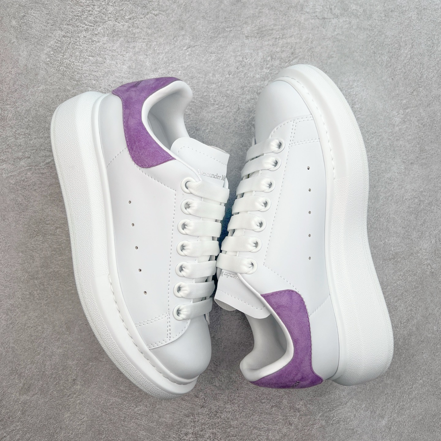 图片[3]-＃性价比 Alexander McQueen 亚历山大麦昆小白鞋全套专柜包装物及配件(附送快递加固牛皮纸盒)右脚鞋面嵌入核心防伪芯片装置,秒杀市面文案版本 支持NFC原码独立扫描 采用丝绸硬质头层小牛皮鞋面材质 内外超软小羊皮贴脚透气及超软PU脚感乳胶物料鞋 外置原抽真空高密度增高底 白色光滑牛皮革系带运动鞋，圆头设计，鞋跟点缀黑色绒面革细节。搭配宽扁鞋带，鞋舌和后帮饰有 Alexander McQueen 品牌标志。阔型橡胶鞋底。运动鞋另配一副鞋带材料 100% 小牛皮 所有细节与原版一致 尺码：35 36 37 38 39 40 41 42 43 44 45-选品中心