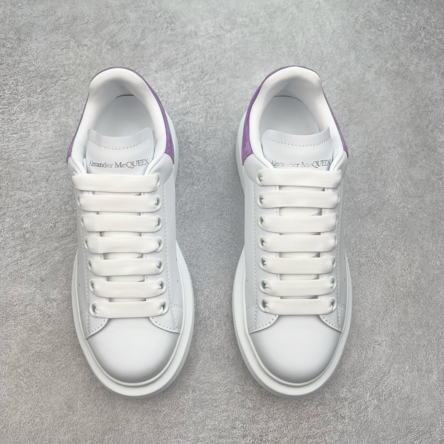 图片[2]-＃性价比 Alexander McQueen 亚历山大麦昆小白鞋全套专柜包装物及配件(附送快递加固牛皮纸盒)右脚鞋面嵌入核心防伪芯片装置,秒杀市面文案版本 支持NFC原码独立扫描 采用丝绸硬质头层小牛皮鞋面材质 内外超软小羊皮贴脚透气及超软PU脚感乳胶物料鞋 外置原抽真空高密度增高底 白色光滑牛皮革系带运动鞋，圆头设计，鞋跟点缀黑色绒面革细节。搭配宽扁鞋带，鞋舌和后帮饰有 Alexander McQueen 品牌标志。阔型橡胶鞋底。运动鞋另配一副鞋带材料 100% 小牛皮 所有细节与原版一致 尺码：35 36 37 38 39 40 41 42 43 44 45-选品中心