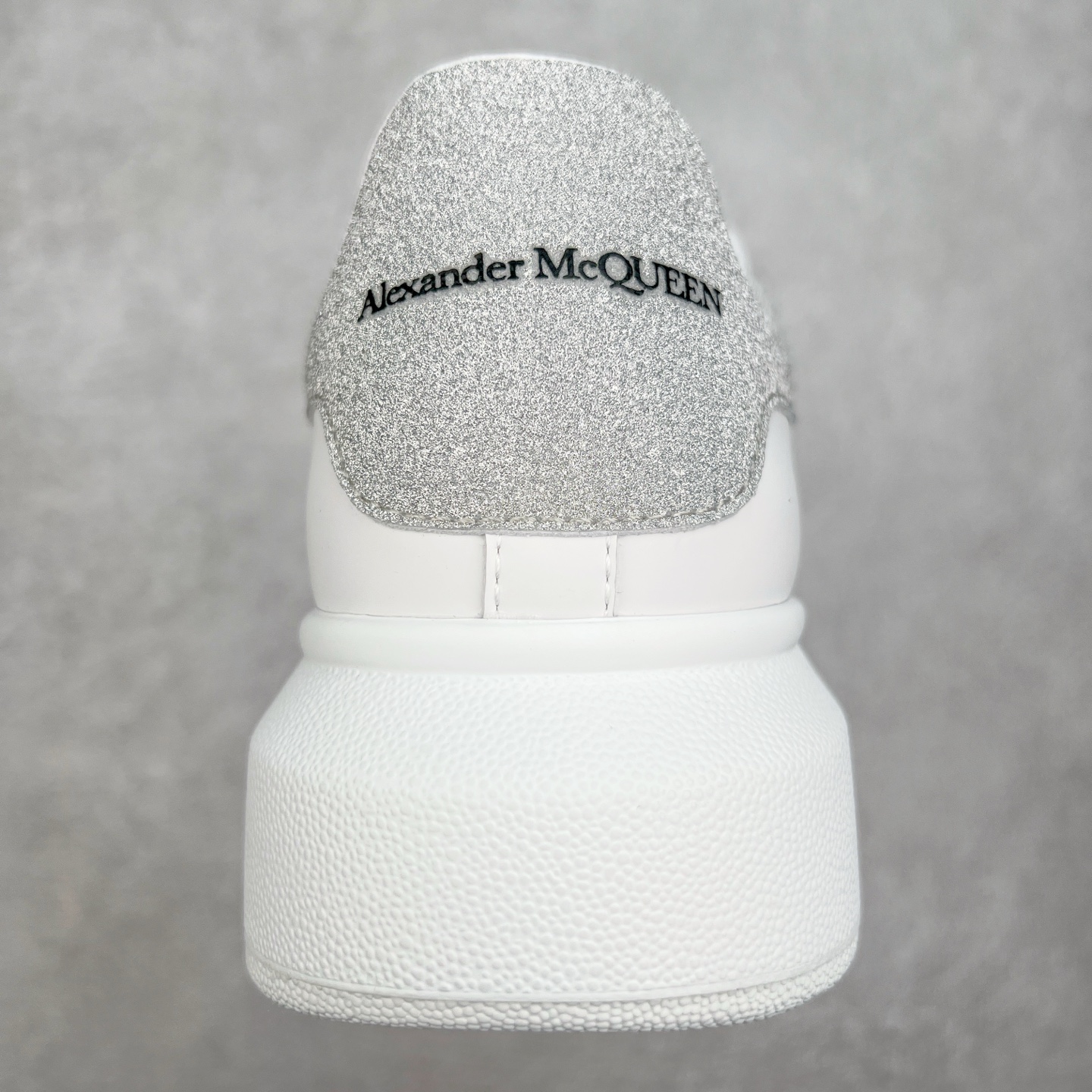 图片[8]-＃性价比 Alexander McQueen 亚历山大麦昆小白鞋全套专柜包装物及配件(附送快递加固牛皮纸盒)右脚鞋面嵌入核心防伪芯片装置,秒杀市面文案版本 支持NFC原码独立扫描 采用丝绸硬质头层小牛皮鞋面材质 内外超软小羊皮贴脚透气及超软PU脚感乳胶物料鞋 外置原抽真空高密度增高底 白色光滑牛皮革系带运动鞋，圆头设计，鞋跟点缀黑色绒面革细节。搭配宽扁鞋带，鞋舌和后帮饰有 Alexander McQueen 品牌标志。阔型橡胶鞋底。运动鞋另配一副鞋带材料 100% 小牛皮 所有细节与原版一致 尺码：35 36 37 38 39 40 41 42 43 44 45-选品中心