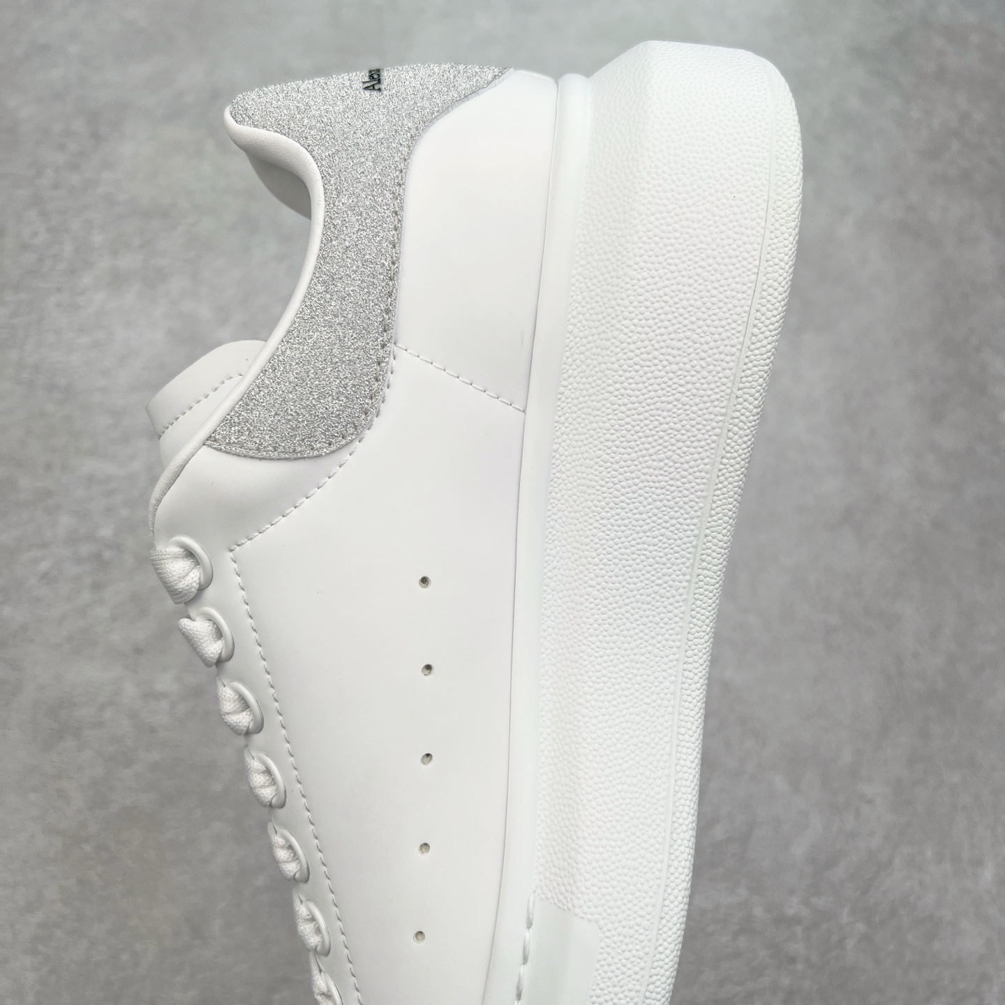 图片[7]-＃性价比 Alexander McQueen 亚历山大麦昆小白鞋全套专柜包装物及配件(附送快递加固牛皮纸盒)右脚鞋面嵌入核心防伪芯片装置,秒杀市面文案版本 支持NFC原码独立扫描 采用丝绸硬质头层小牛皮鞋面材质 内外超软小羊皮贴脚透气及超软PU脚感乳胶物料鞋 外置原抽真空高密度增高底 白色光滑牛皮革系带运动鞋，圆头设计，鞋跟点缀黑色绒面革细节。搭配宽扁鞋带，鞋舌和后帮饰有 Alexander McQueen 品牌标志。阔型橡胶鞋底。运动鞋另配一副鞋带材料 100% 小牛皮 所有细节与原版一致 尺码：35 36 37 38 39 40 41 42 43 44 45-选品中心