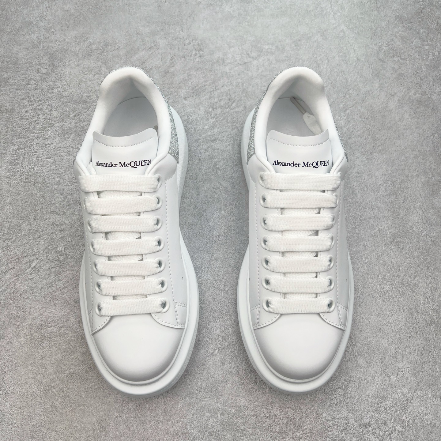 图片[2]-＃性价比 Alexander McQueen 亚历山大麦昆小白鞋全套专柜包装物及配件(附送快递加固牛皮纸盒)右脚鞋面嵌入核心防伪芯片装置,秒杀市面文案版本 支持NFC原码独立扫描 采用丝绸硬质头层小牛皮鞋面材质 内外超软小羊皮贴脚透气及超软PU脚感乳胶物料鞋 外置原抽真空高密度增高底 白色光滑牛皮革系带运动鞋，圆头设计，鞋跟点缀黑色绒面革细节。搭配宽扁鞋带，鞋舌和后帮饰有 Alexander McQueen 品牌标志。阔型橡胶鞋底。运动鞋另配一副鞋带材料 100% 小牛皮 所有细节与原版一致 尺码：35 36 37 38 39 40 41 42 43 44 45-选品中心