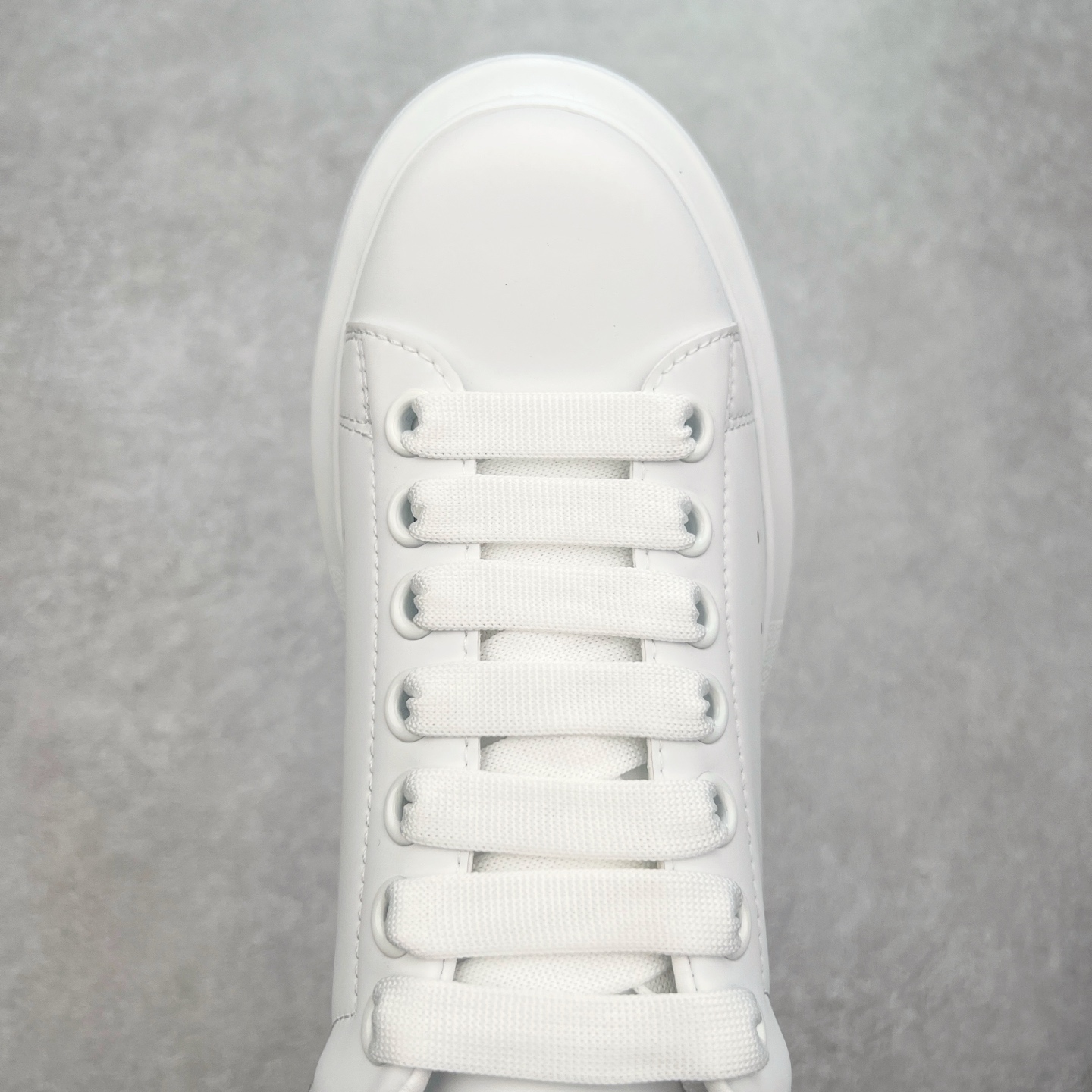 图片[4]-＃性价比 Alexander McQueen 亚历山大麦昆小白鞋全套专柜包装物及配件(附送快递加固牛皮纸盒)右脚鞋面嵌入核心防伪芯片装置,秒杀市面文案版本 支持NFC原码独立扫描 采用丝绸硬质头层小牛皮鞋面材质 内外超软小羊皮贴脚透气及超软PU脚感乳胶物料鞋 外置原抽真空高密度增高底 白色光滑牛皮革系带运动鞋，圆头设计，鞋跟点缀黑色绒面革细节。搭配宽扁鞋带，鞋舌和后帮饰有 Alexander McQueen 品牌标志。阔型橡胶鞋底。运动鞋另配一副鞋带材料 100% 小牛皮 所有细节与原版一致 尺码：35 36 37 38 39 40 41 42 43 44 45-选品中心