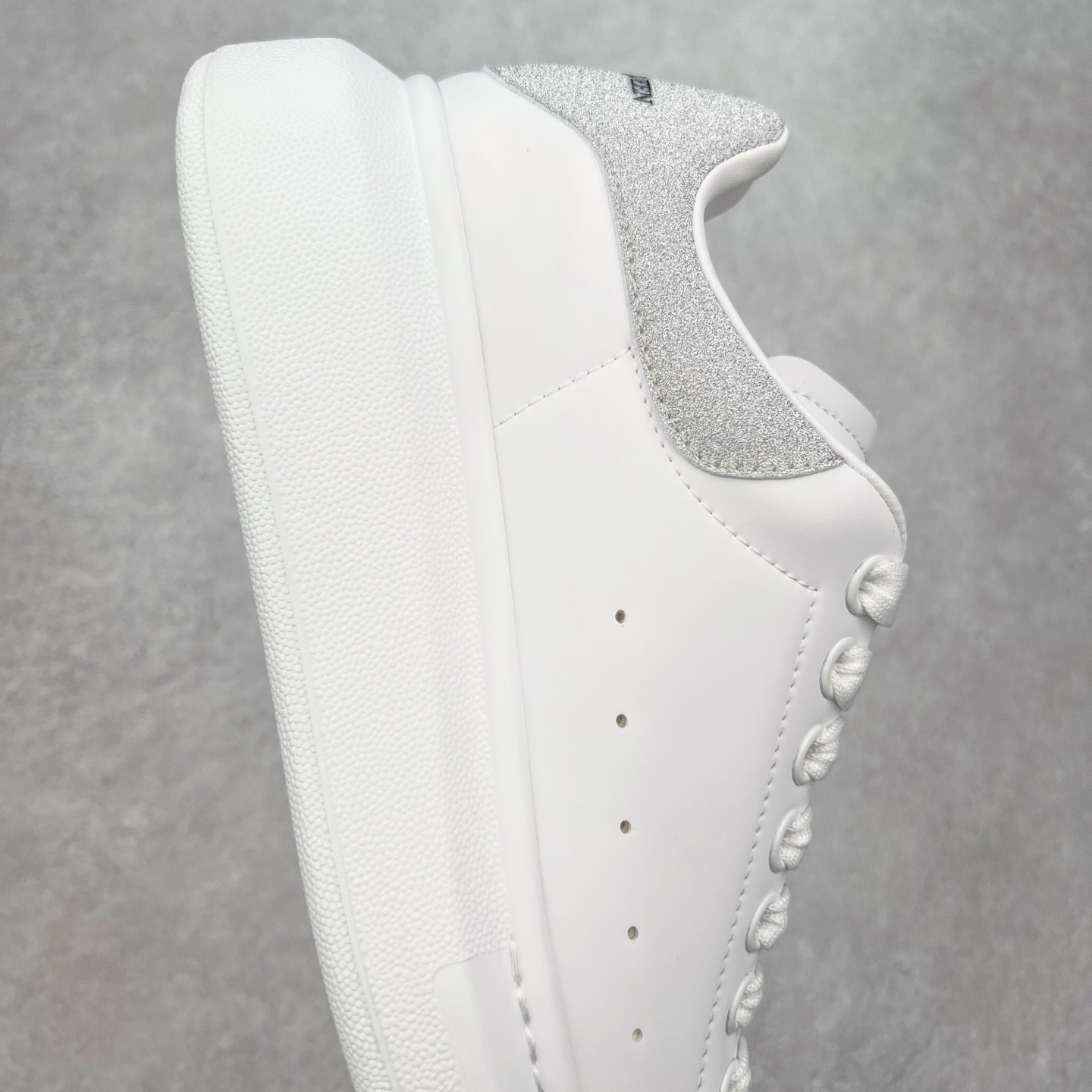 图片[6]-＃性价比 Alexander McQueen 亚历山大麦昆小白鞋全套专柜包装物及配件(附送快递加固牛皮纸盒)右脚鞋面嵌入核心防伪芯片装置,秒杀市面文案版本 支持NFC原码独立扫描 采用丝绸硬质头层小牛皮鞋面材质 内外超软小羊皮贴脚透气及超软PU脚感乳胶物料鞋 外置原抽真空高密度增高底 白色光滑牛皮革系带运动鞋，圆头设计，鞋跟点缀黑色绒面革细节。搭配宽扁鞋带，鞋舌和后帮饰有 Alexander McQueen 品牌标志。阔型橡胶鞋底。运动鞋另配一副鞋带材料 100% 小牛皮 所有细节与原版一致 尺码：35 36 37 38 39 40 41 42 43 44 45-选品中心