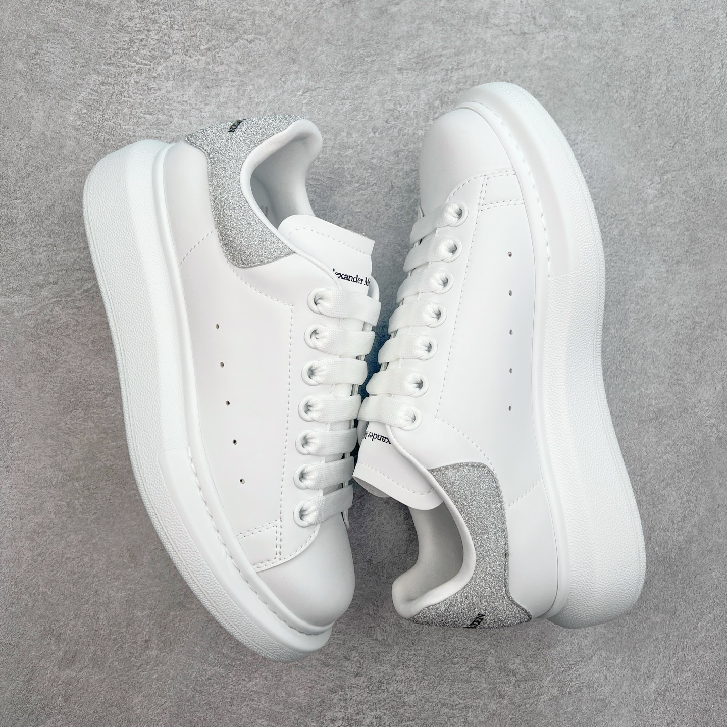 图片[3]-＃性价比 Alexander McQueen 亚历山大麦昆小白鞋全套专柜包装物及配件(附送快递加固牛皮纸盒)右脚鞋面嵌入核心防伪芯片装置,秒杀市面文案版本 支持NFC原码独立扫描 采用丝绸硬质头层小牛皮鞋面材质 内外超软小羊皮贴脚透气及超软PU脚感乳胶物料鞋 外置原抽真空高密度增高底 白色光滑牛皮革系带运动鞋，圆头设计，鞋跟点缀黑色绒面革细节。搭配宽扁鞋带，鞋舌和后帮饰有 Alexander McQueen 品牌标志。阔型橡胶鞋底。运动鞋另配一副鞋带材料 100% 小牛皮 所有细节与原版一致 尺码：35 36 37 38 39 40 41 42 43 44 45-选品中心