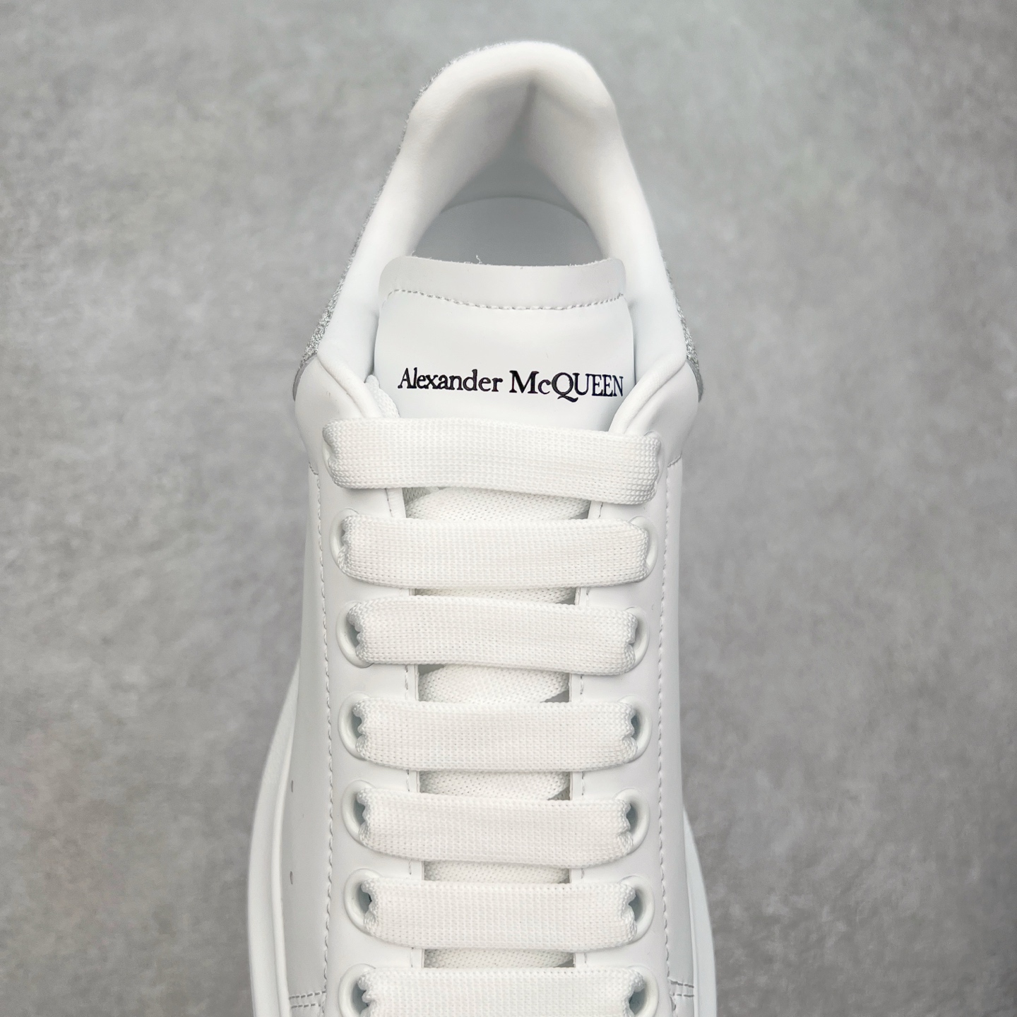 图片[5]-＃性价比 Alexander McQueen 亚历山大麦昆小白鞋全套专柜包装物及配件(附送快递加固牛皮纸盒)右脚鞋面嵌入核心防伪芯片装置,秒杀市面文案版本 支持NFC原码独立扫描 采用丝绸硬质头层小牛皮鞋面材质 内外超软小羊皮贴脚透气及超软PU脚感乳胶物料鞋 外置原抽真空高密度增高底 白色光滑牛皮革系带运动鞋，圆头设计，鞋跟点缀黑色绒面革细节。搭配宽扁鞋带，鞋舌和后帮饰有 Alexander McQueen 品牌标志。阔型橡胶鞋底。运动鞋另配一副鞋带材料 100% 小牛皮 所有细节与原版一致 尺码：35 36 37 38 39 40 41 42 43 44 45-选品中心