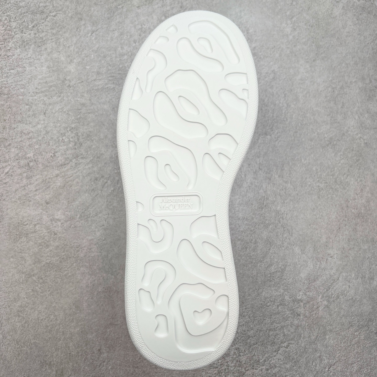 图片[9]-＃性价比 Alexander McQueen 亚历山大麦昆小白鞋全套专柜包装物及配件(附送快递加固牛皮纸盒)右脚鞋面嵌入核心防伪芯片装置,秒杀市面文案版本 支持NFC原码独立扫描 采用丝绸硬质头层小牛皮鞋面材质 内外超软小羊皮贴脚透气及超软PU脚感乳胶物料鞋 外置原抽真空高密度增高底 白色光滑牛皮革系带运动鞋，圆头设计，鞋跟点缀黑色绒面革细节。搭配宽扁鞋带，鞋舌和后帮饰有 Alexander McQueen 品牌标志。阔型橡胶鞋底。运动鞋另配一副鞋带材料 100% 小牛皮 所有细节与原版一致 尺码：35 36 37 38 39 40 41 42 43 44 45-选品中心