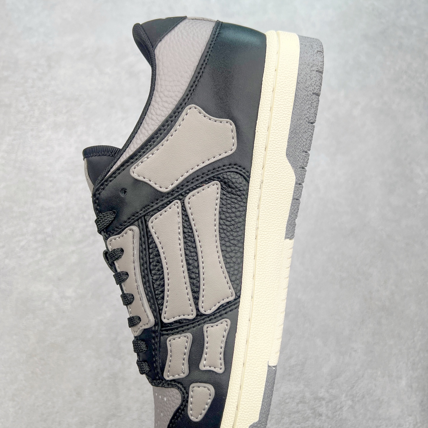 图片[7]-＃莞产 Amiri 埃米尔 Skeleton Low-Skel top Sneakers 骨骼系列情侣鞋 当潮顶流产品 众星上脚 低帮运动休闲板鞋 正确骨头形状 鞋舌外翻细节 头层牛皮双层加厚鞋面 鞋帮侧面骨头采用两张牛皮贴合处理 立体感更好 皮料切口均油边处理 定制金属LOGO铭牌及吊牌 并配有官方购物袋尽显高端大气 尺码 35 36 37 38 39 40 41 42 43 44 45-选品中心