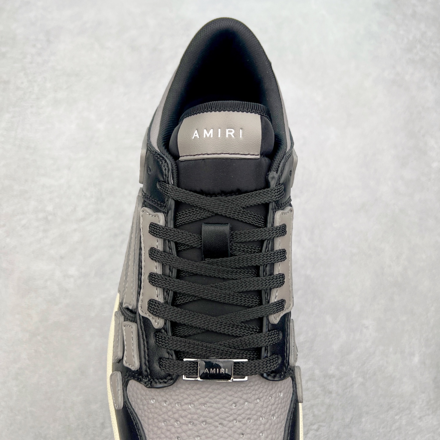 图片[5]-＃莞产 Amiri 埃米尔 Skeleton Low-Skel top Sneakers 骨骼系列情侣鞋 当潮顶流产品 众星上脚 低帮运动休闲板鞋 正确骨头形状 鞋舌外翻细节 头层牛皮双层加厚鞋面 鞋帮侧面骨头采用两张牛皮贴合处理 立体感更好 皮料切口均油边处理 定制金属LOGO铭牌及吊牌 并配有官方购物袋尽显高端大气 尺码 35 36 37 38 39 40 41 42 43 44 45-选品中心
