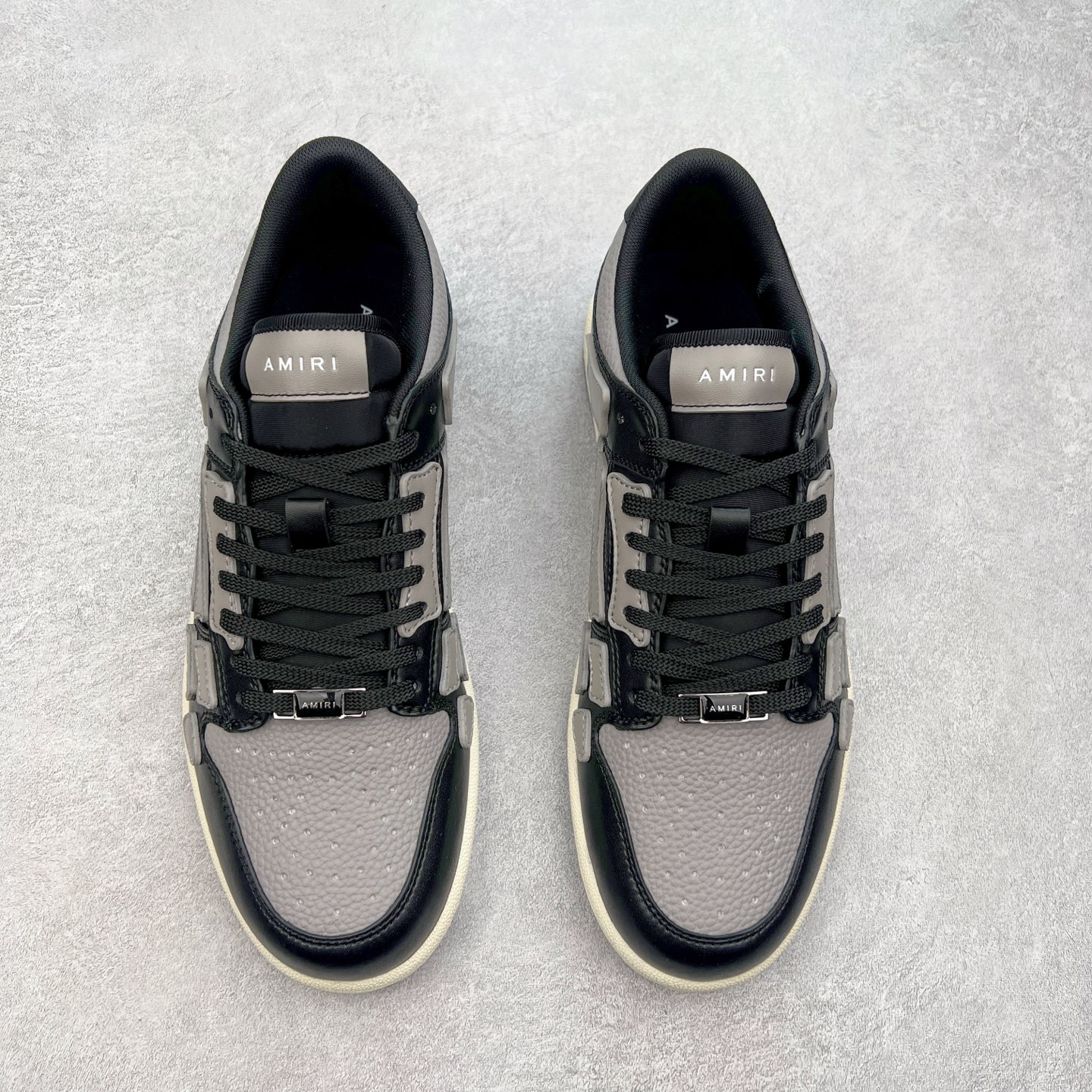 图片[2]-＃莞产 Amiri 埃米尔 Skeleton Low-Skel top Sneakers 骨骼系列情侣鞋 当潮顶流产品 众星上脚 低帮运动休闲板鞋 正确骨头形状 鞋舌外翻细节 头层牛皮双层加厚鞋面 鞋帮侧面骨头采用两张牛皮贴合处理 立体感更好 皮料切口均油边处理 定制金属LOGO铭牌及吊牌 并配有官方购物袋尽显高端大气 尺码 35 36 37 38 39 40 41 42 43 44 45-选品中心