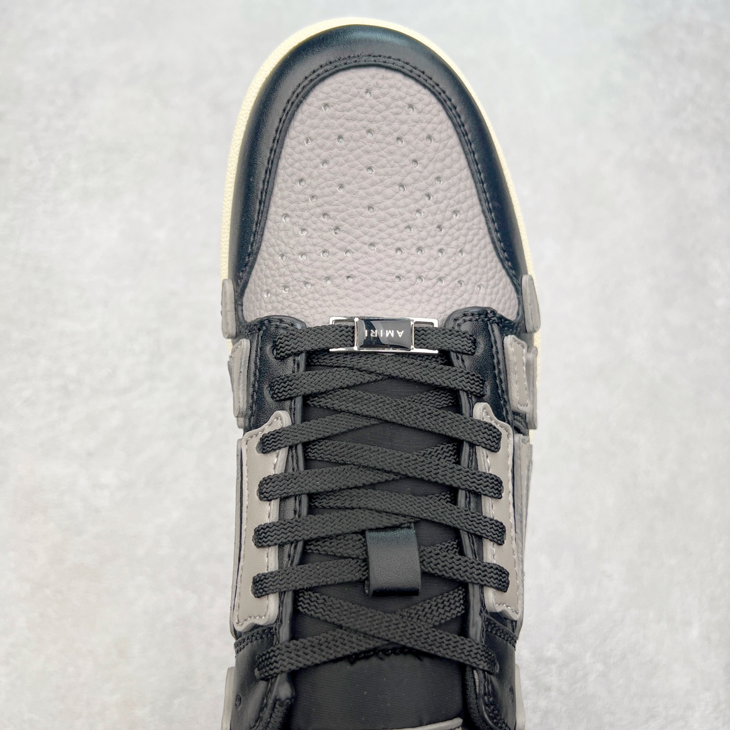 图片[4]-＃莞产 Amiri 埃米尔 Skeleton Low-Skel top Sneakers 骨骼系列情侣鞋 当潮顶流产品 众星上脚 低帮运动休闲板鞋 正确骨头形状 鞋舌外翻细节 头层牛皮双层加厚鞋面 鞋帮侧面骨头采用两张牛皮贴合处理 立体感更好 皮料切口均油边处理 定制金属LOGO铭牌及吊牌 并配有官方购物袋尽显高端大气 尺码 35 36 37 38 39 40 41 42 43 44 45-选品中心