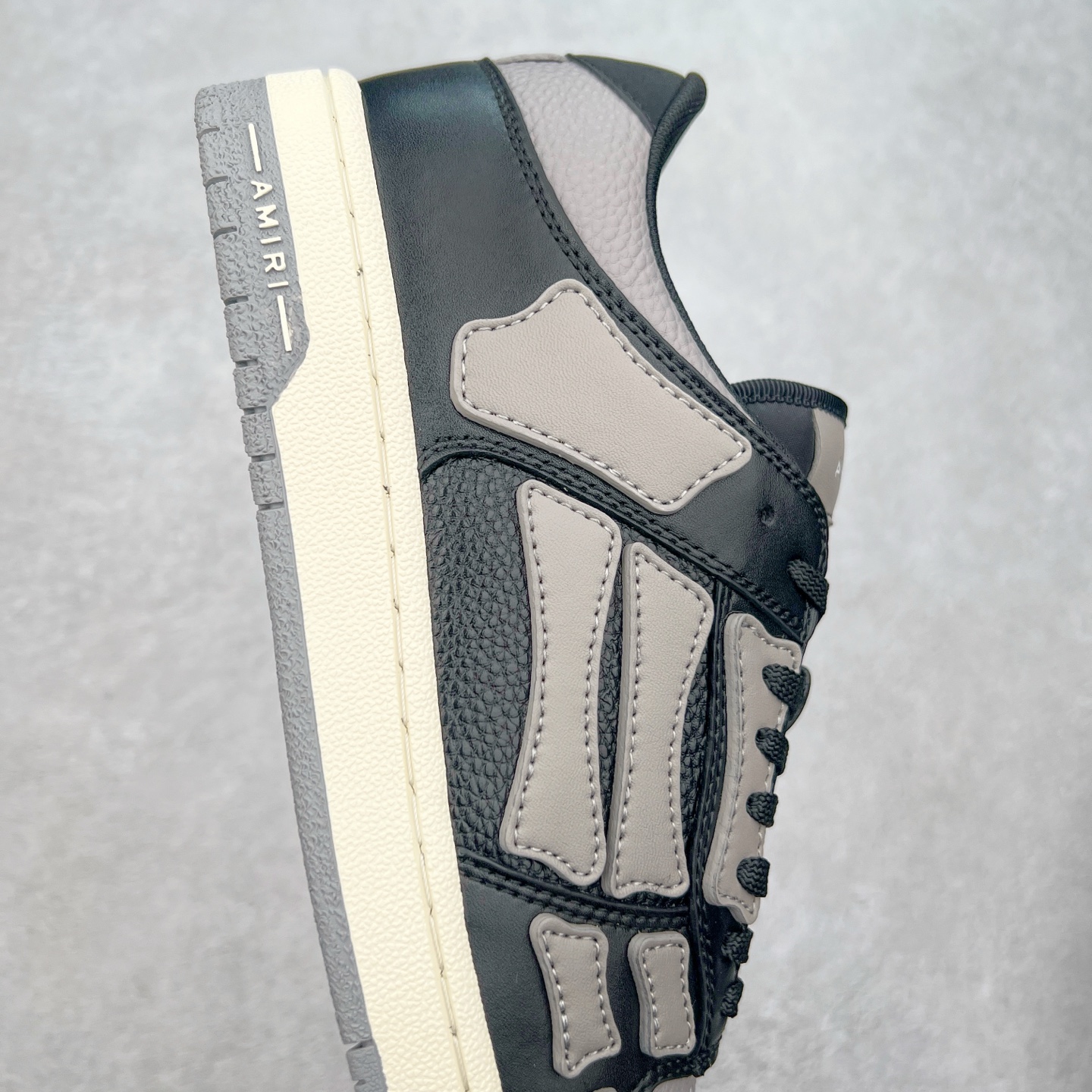 图片[6]-＃莞产 Amiri 埃米尔 Skeleton Low-Skel top Sneakers 骨骼系列情侣鞋 当潮顶流产品 众星上脚 低帮运动休闲板鞋 正确骨头形状 鞋舌外翻细节 头层牛皮双层加厚鞋面 鞋帮侧面骨头采用两张牛皮贴合处理 立体感更好 皮料切口均油边处理 定制金属LOGO铭牌及吊牌 并配有官方购物袋尽显高端大气 尺码 35 36 37 38 39 40 41 42 43 44 45-选品中心