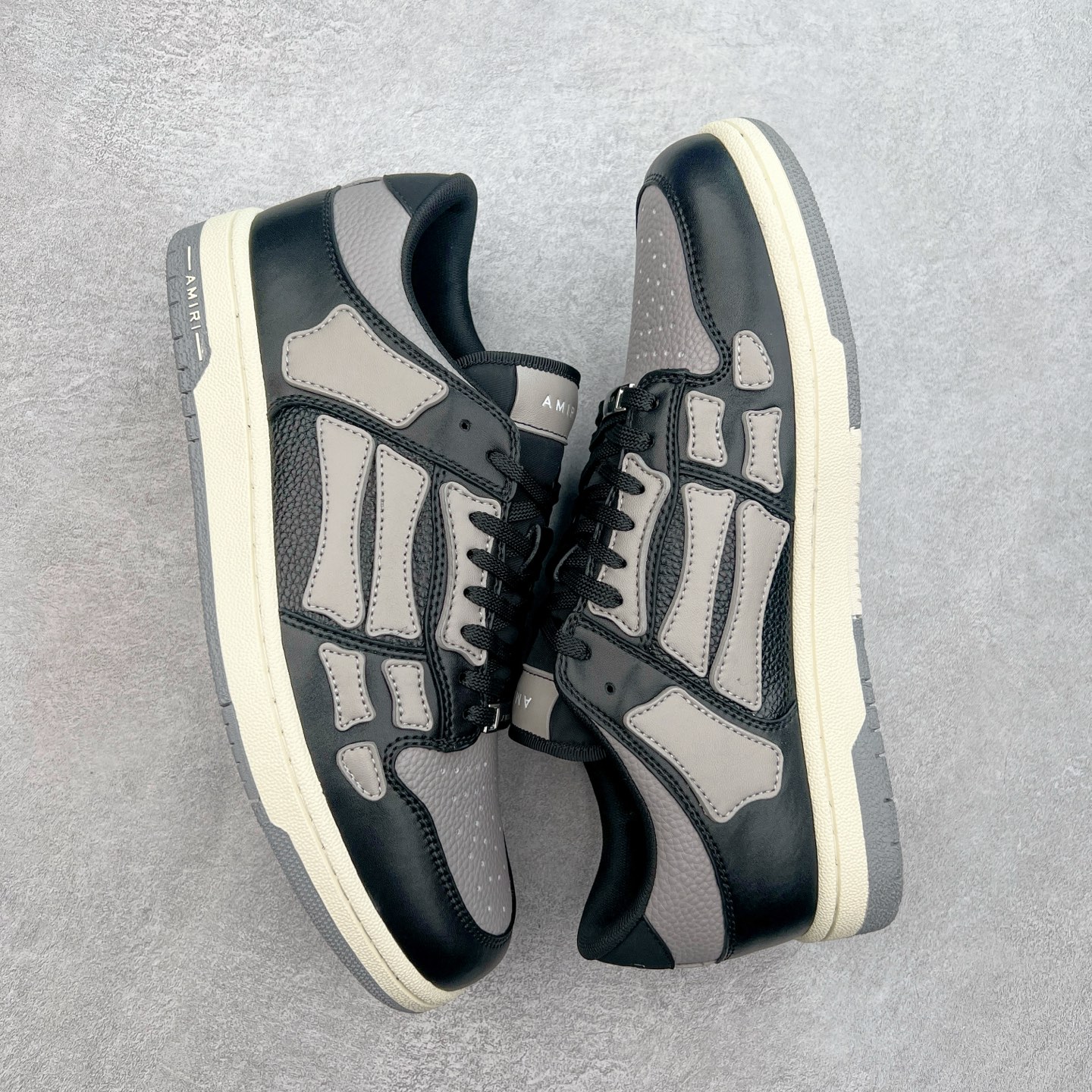 图片[3]-＃莞产 Amiri 埃米尔 Skeleton Low-Skel top Sneakers 骨骼系列情侣鞋 当潮顶流产品 众星上脚 低帮运动休闲板鞋 正确骨头形状 鞋舌外翻细节 头层牛皮双层加厚鞋面 鞋帮侧面骨头采用两张牛皮贴合处理 立体感更好 皮料切口均油边处理 定制金属LOGO铭牌及吊牌 并配有官方购物袋尽显高端大气 尺码 35 36 37 38 39 40 41 42 43 44 45-选品中心