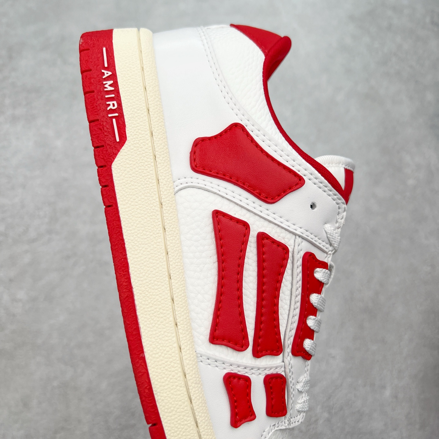 图片[6]-＃莞产 Amiri 埃米尔 Skeleton Low-Skel top Sneakers 骨骼系列情侣鞋 当潮顶流产品 众星上脚 低帮运动休闲板鞋 正确骨头形状 鞋舌外翻细节 头层牛皮双层加厚鞋面 鞋帮侧面骨头采用两张牛皮贴合处理 立体感更好 皮料切口均油边处理 定制金属LOGO铭牌及吊牌 并配有官方购物袋尽显高端大气 尺码 35 36 37 38 39 40 41 42 43 44 45-选品中心