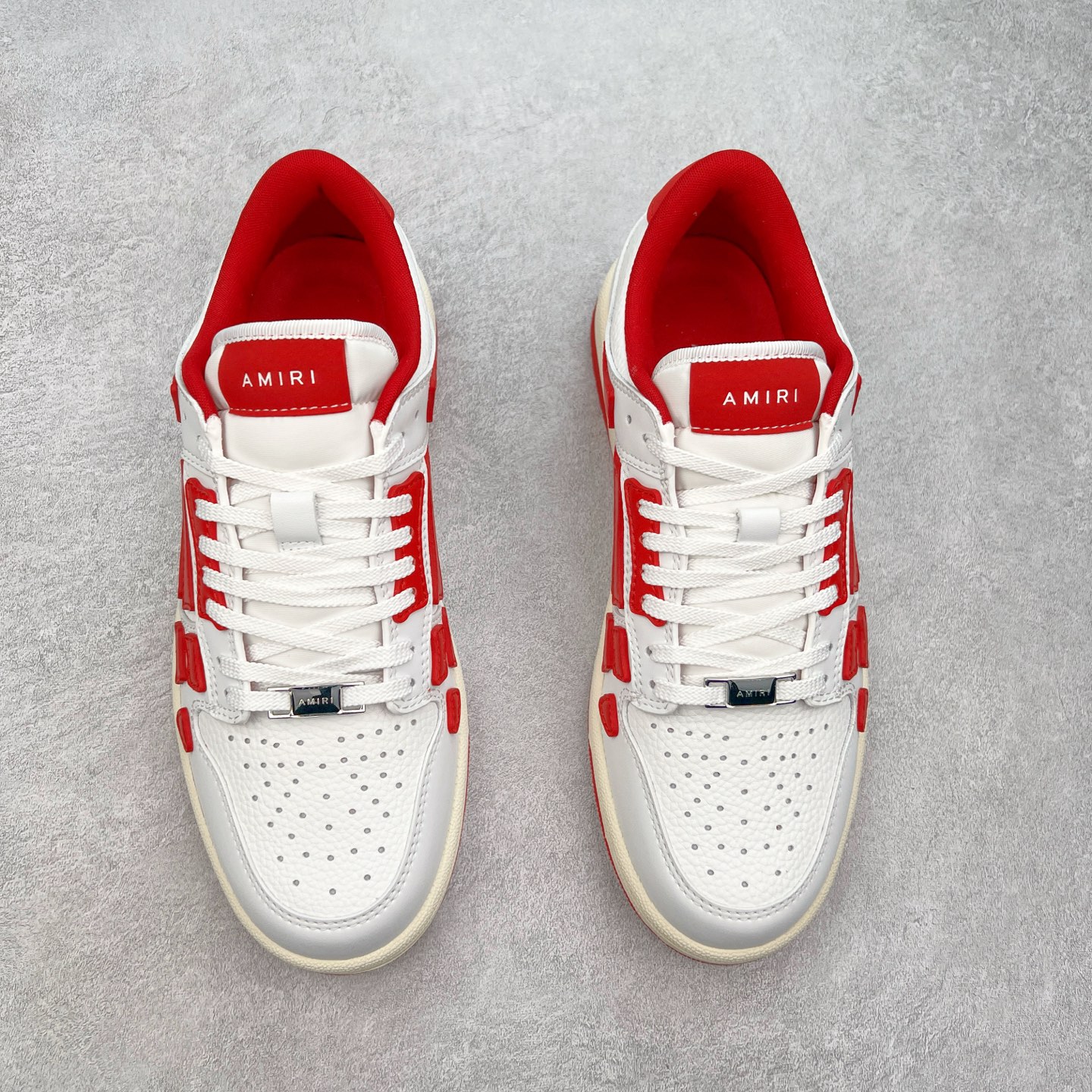 图片[2]-＃莞产 Amiri 埃米尔 Skeleton Low-Skel top Sneakers 骨骼系列情侣鞋 当潮顶流产品 众星上脚 低帮运动休闲板鞋 正确骨头形状 鞋舌外翻细节 头层牛皮双层加厚鞋面 鞋帮侧面骨头采用两张牛皮贴合处理 立体感更好 皮料切口均油边处理 定制金属LOGO铭牌及吊牌 并配有官方购物袋尽显高端大气 尺码 35 36 37 38 39 40 41 42 43 44 45-选品中心