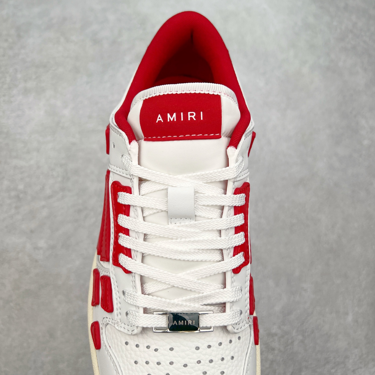 图片[5]-＃莞产 Amiri 埃米尔 Skeleton Low-Skel top Sneakers 骨骼系列情侣鞋 当潮顶流产品 众星上脚 低帮运动休闲板鞋 正确骨头形状 鞋舌外翻细节 头层牛皮双层加厚鞋面 鞋帮侧面骨头采用两张牛皮贴合处理 立体感更好 皮料切口均油边处理 定制金属LOGO铭牌及吊牌 并配有官方购物袋尽显高端大气 尺码 35 36 37 38 39 40 41 42 43 44 45-选品中心