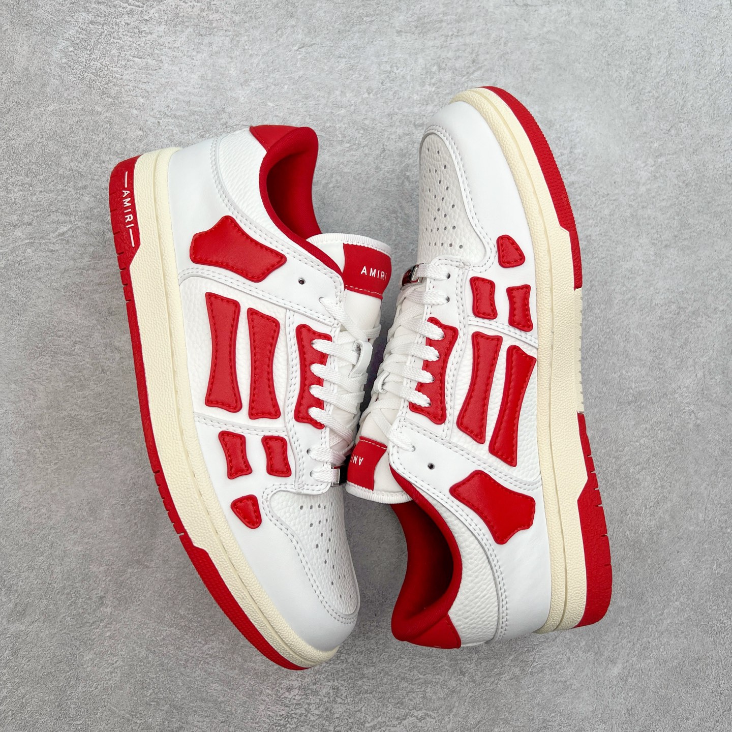 图片[3]-＃莞产 Amiri 埃米尔 Skeleton Low-Skel top Sneakers 骨骼系列情侣鞋 当潮顶流产品 众星上脚 低帮运动休闲板鞋 正确骨头形状 鞋舌外翻细节 头层牛皮双层加厚鞋面 鞋帮侧面骨头采用两张牛皮贴合处理 立体感更好 皮料切口均油边处理 定制金属LOGO铭牌及吊牌 并配有官方购物袋尽显高端大气 尺码 35 36 37 38 39 40 41 42 43 44 45-选品中心