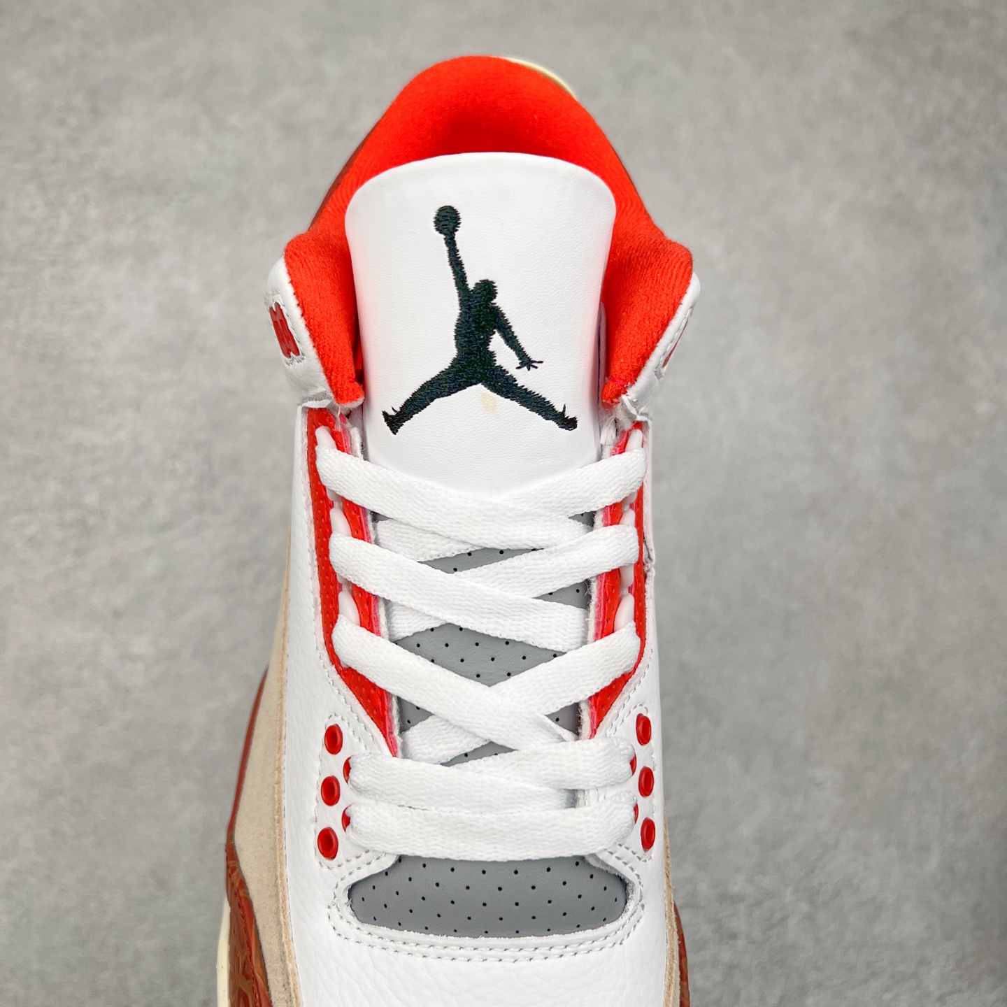图片[5]-＃头层特价福利 Air Jordan AJ3 Retro 系列 头层皮料加持 大厂出品 原纸板楦头开发 完美鞋型匹配公司货 正确TPU鞋舌锁扣 乳胶鞋垫 最新原厂底模 大底卡色咬花完美 鞋柜必备鞋款 终端现货供应 尺码：36 36.5 37.5 38 38.5 39 40 40.5 41 42 42.5 43 44 44.5 45 46-选品中心