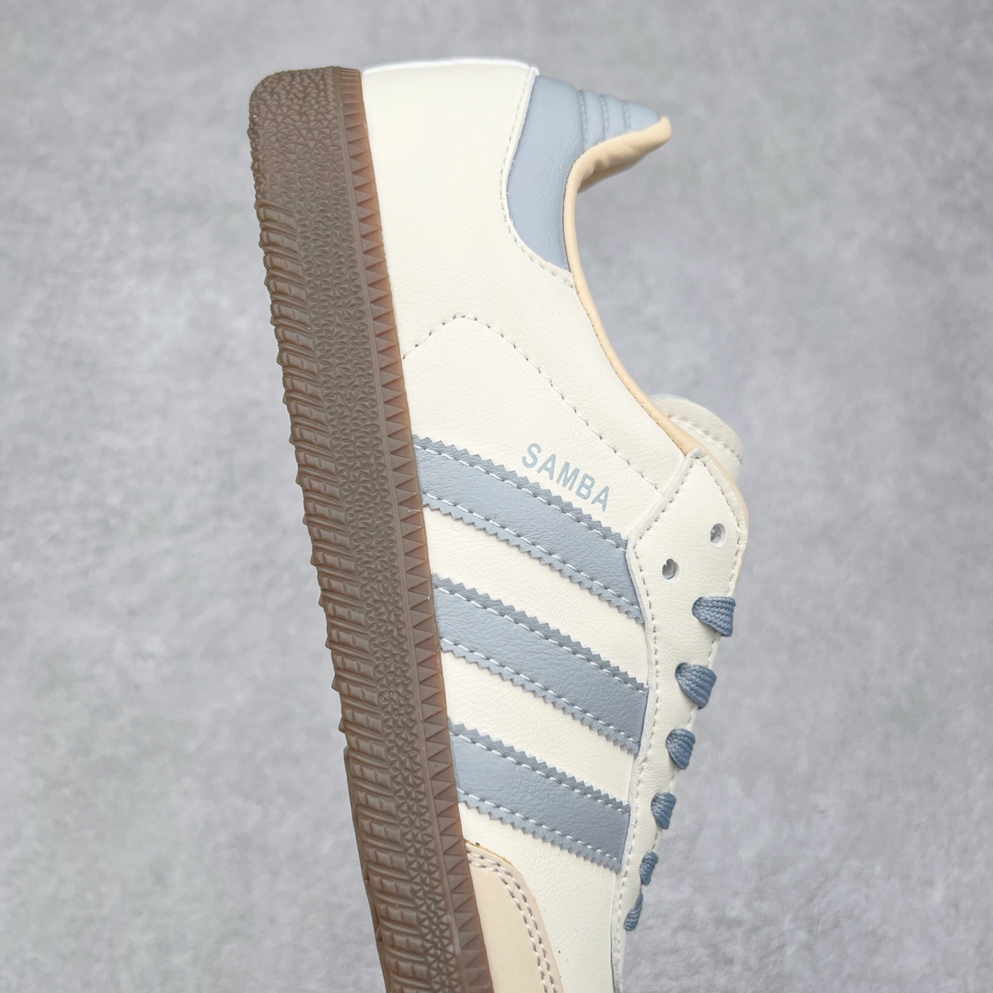 图片[6]-AD Original Samba OG 复古经典轻便板鞋 JH7299 这款桑巴鞋展示了高质量的工艺 带有装饰的超锁缝制和无缝的手感 柔软、柔软的皮革造型和标志性的3条纹完成了精致的外观 正规合身鞋带 鞋面上有绒面鞋垫 橡胶鞋底 享受正畸套筒软感 自50年代首次亮相以来就一直在赢得粉丝的青睐 尺码：36 36.5 37.5 38 38.5 39 40 40.5 41 42 42.5 43 44 44.5 45-选品中心