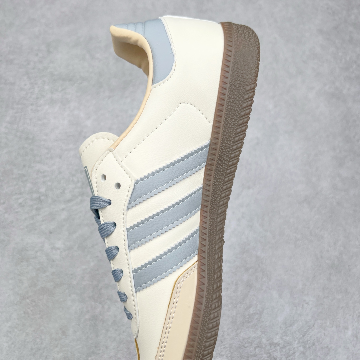 图片[7]-AD Original Samba OG 复古经典轻便板鞋 JH7299 这款桑巴鞋展示了高质量的工艺 带有装饰的超锁缝制和无缝的手感 柔软、柔软的皮革造型和标志性的3条纹完成了精致的外观 正规合身鞋带 鞋面上有绒面鞋垫 橡胶鞋底 享受正畸套筒软感 自50年代首次亮相以来就一直在赢得粉丝的青睐 尺码：36 36.5 37.5 38 38.5 39 40 40.5 41 42 42.5 43 44 44.5 45-选品中心