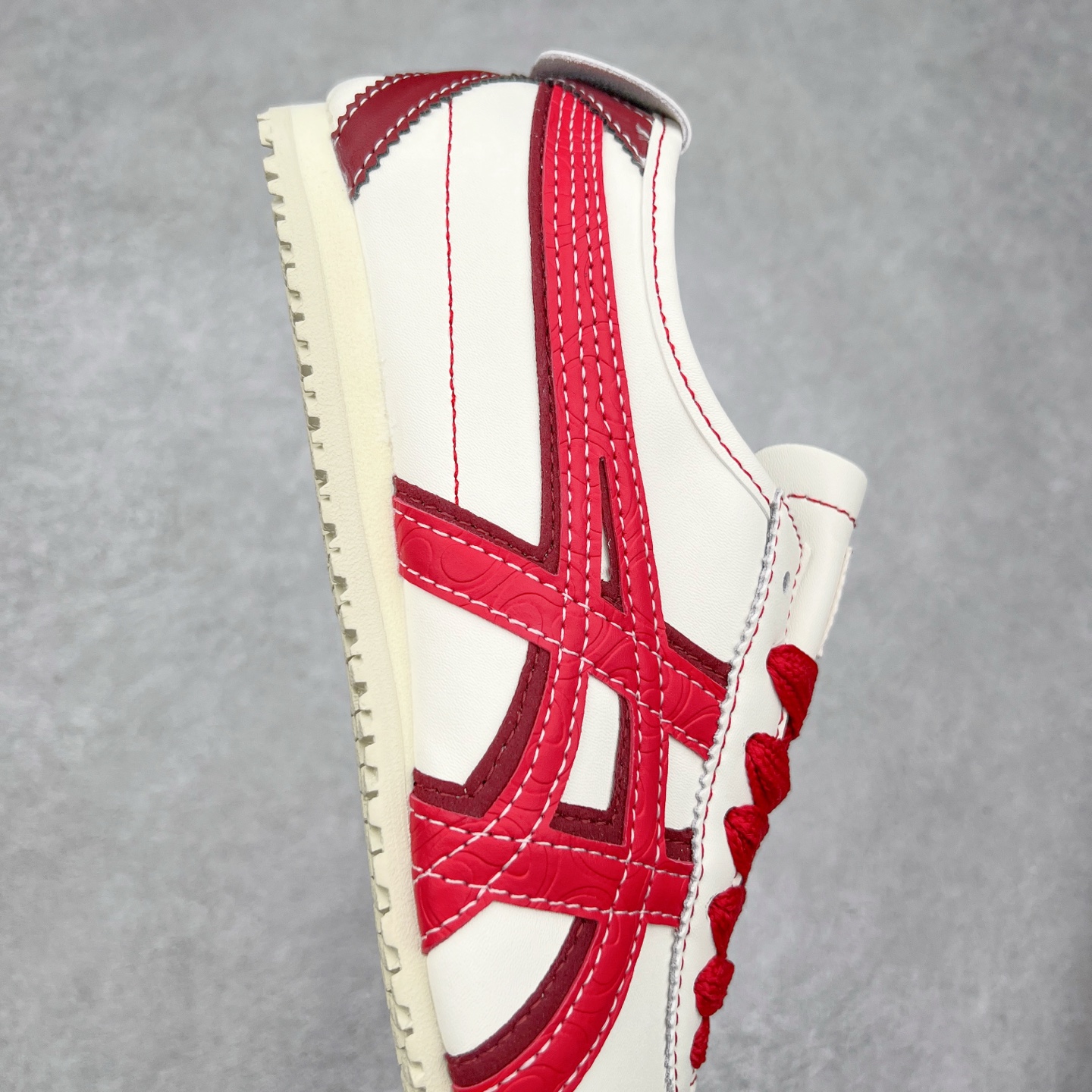 图片[6]-Asics Onitsuka Tiger MEXICO 66 亚瑟士鬼冢虎复古经典板鞋 CNY 龙年限定 白红 市场王者选手 海外订单工厂出品 长期生产补货永不断码 超成熟稳定的做工品控 原装全套纸板楦头开发 原汁原味 完美呈现版型 私模正确鞋底咬花纹路 一比一鞋头弧度高度鞋身弧度 绝不口嗨 细节品控鞋型随意秒杀市面 原档咬花纹路私模大底 一个单元有六个三角形 总体形拼接呈现花瓣状 官方四联吊牌 原装Ortholite轻量化鞋垫 原盒原配 质保卡 说明书 钢印防尘纸 纸板中底带钢印 乳胶组合鞋垫 支持全方位的对比专柜 产品从款式颜色造型上体现出追求舒适和细节的完美 鞋类更是推崇手工制作的严谨与完美 融舒适性与可穿性的设计风格 注重细节的完美和别致魅力 既保持稳重 又不失轻松的时尚感 尺码：36 37 37.5 38 39 39.5 40 40.5 41.5 42 42.5 43.5 44 45-选品中心