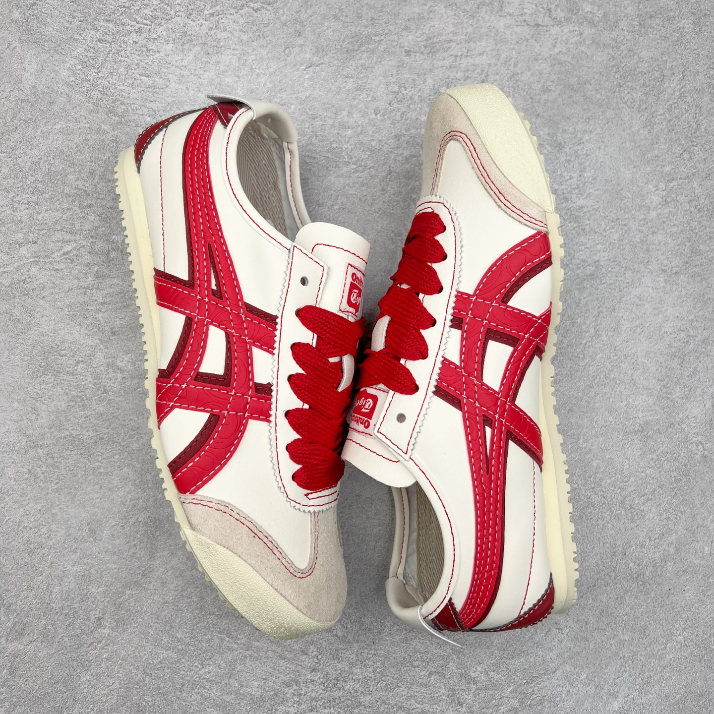 图片[3]-Asics Onitsuka Tiger MEXICO 66 亚瑟士鬼冢虎复古经典板鞋 CNY 龙年限定 白红 市场王者选手 海外订单工厂出品 长期生产补货永不断码 超成熟稳定的做工品控 原装全套纸板楦头开发 原汁原味 完美呈现版型 私模正确鞋底咬花纹路 一比一鞋头弧度高度鞋身弧度 绝不口嗨 细节品控鞋型随意秒杀市面 原档咬花纹路私模大底 一个单元有六个三角形 总体形拼接呈现花瓣状 官方四联吊牌 原装Ortholite轻量化鞋垫 原盒原配 质保卡 说明书 钢印防尘纸 纸板中底带钢印 乳胶组合鞋垫 支持全方位的对比专柜 产品从款式颜色造型上体现出追求舒适和细节的完美 鞋类更是推崇手工制作的严谨与完美 融舒适性与可穿性的设计风格 注重细节的完美和别致魅力 既保持稳重 又不失轻松的时尚感 尺码：36 37 37.5 38 39 39.5 40 40.5 41.5 42 42.5 43.5 44 45-选品中心