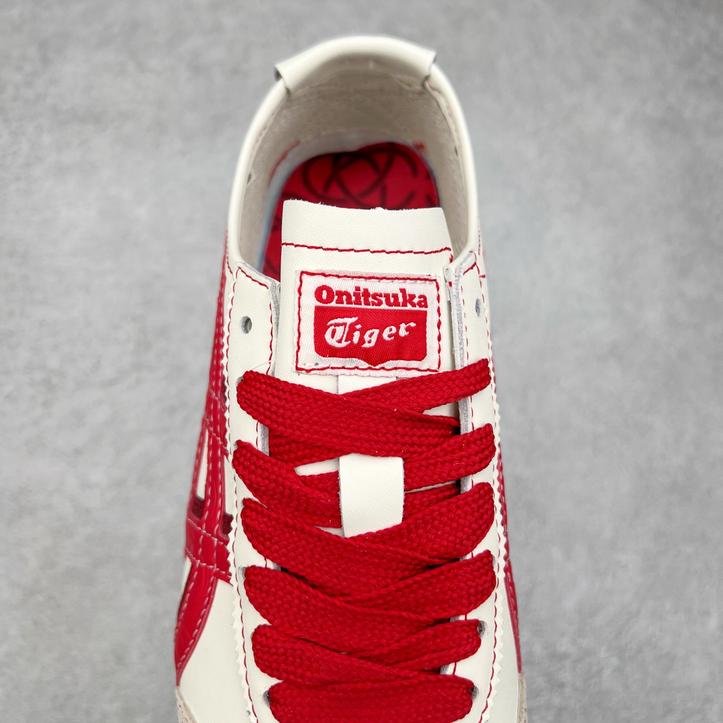 图片[5]-Asics Onitsuka Tiger MEXICO 66 亚瑟士鬼冢虎复古经典板鞋 CNY 龙年限定 白红 市场王者选手 海外订单工厂出品 长期生产补货永不断码 超成熟稳定的做工品控 原装全套纸板楦头开发 原汁原味 完美呈现版型 私模正确鞋底咬花纹路 一比一鞋头弧度高度鞋身弧度 绝不口嗨 细节品控鞋型随意秒杀市面 原档咬花纹路私模大底 一个单元有六个三角形 总体形拼接呈现花瓣状 官方四联吊牌 原装Ortholite轻量化鞋垫 原盒原配 质保卡 说明书 钢印防尘纸 纸板中底带钢印 乳胶组合鞋垫 支持全方位的对比专柜 产品从款式颜色造型上体现出追求舒适和细节的完美 鞋类更是推崇手工制作的严谨与完美 融舒适性与可穿性的设计风格 注重细节的完美和别致魅力 既保持稳重 又不失轻松的时尚感 尺码：36 37 37.5 38 39 39.5 40 40.5 41.5 42 42.5 43.5 44 45-选品中心