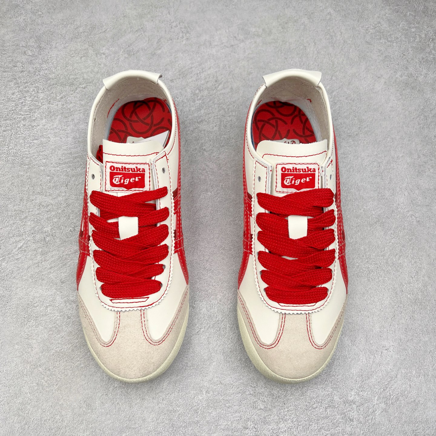 图片[2]-Asics Onitsuka Tiger MEXICO 66 亚瑟士鬼冢虎复古经典板鞋 CNY 龙年限定 白红 市场王者选手 海外订单工厂出品 长期生产补货永不断码 超成熟稳定的做工品控 原装全套纸板楦头开发 原汁原味 完美呈现版型 私模正确鞋底咬花纹路 一比一鞋头弧度高度鞋身弧度 绝不口嗨 细节品控鞋型随意秒杀市面 原档咬花纹路私模大底 一个单元有六个三角形 总体形拼接呈现花瓣状 官方四联吊牌 原装Ortholite轻量化鞋垫 原盒原配 质保卡 说明书 钢印防尘纸 纸板中底带钢印 乳胶组合鞋垫 支持全方位的对比专柜 产品从款式颜色造型上体现出追求舒适和细节的完美 鞋类更是推崇手工制作的严谨与完美 融舒适性与可穿性的设计风格 注重细节的完美和别致魅力 既保持稳重 又不失轻松的时尚感 尺码：36 37 37.5 38 39 39.5 40 40.5 41.5 42 42.5 43.5 44 45-选品中心