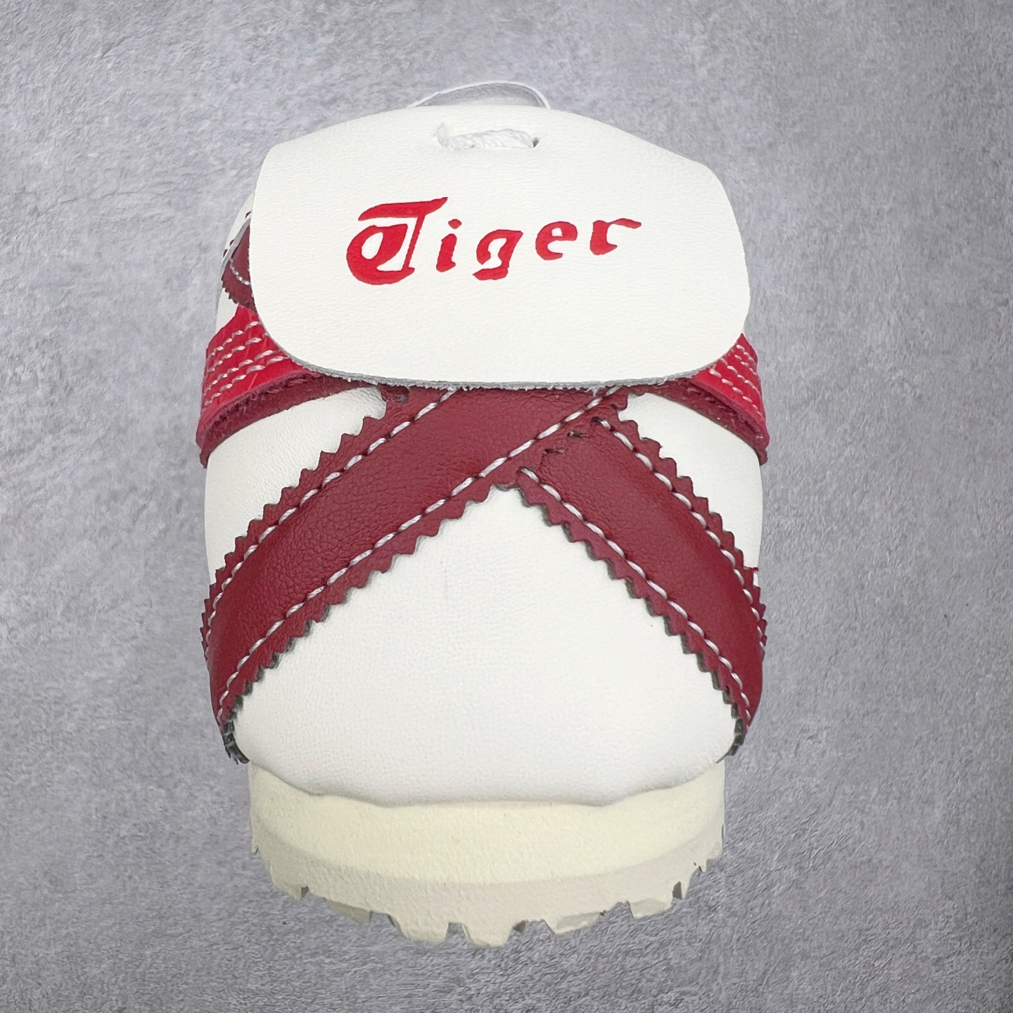 图片[8]-Asics Onitsuka Tiger MEXICO 66 亚瑟士鬼冢虎复古经典板鞋 CNY 龙年限定 白红 市场王者选手 海外订单工厂出品 长期生产补货永不断码 超成熟稳定的做工品控 原装全套纸板楦头开发 原汁原味 完美呈现版型 私模正确鞋底咬花纹路 一比一鞋头弧度高度鞋身弧度 绝不口嗨 细节品控鞋型随意秒杀市面 原档咬花纹路私模大底 一个单元有六个三角形 总体形拼接呈现花瓣状 官方四联吊牌 原装Ortholite轻量化鞋垫 原盒原配 质保卡 说明书 钢印防尘纸 纸板中底带钢印 乳胶组合鞋垫 支持全方位的对比专柜 产品从款式颜色造型上体现出追求舒适和细节的完美 鞋类更是推崇手工制作的严谨与完美 融舒适性与可穿性的设计风格 注重细节的完美和别致魅力 既保持稳重 又不失轻松的时尚感 尺码：36 37 37.5 38 39 39.5 40 40.5 41.5 42 42.5 43.5 44 45-选品中心