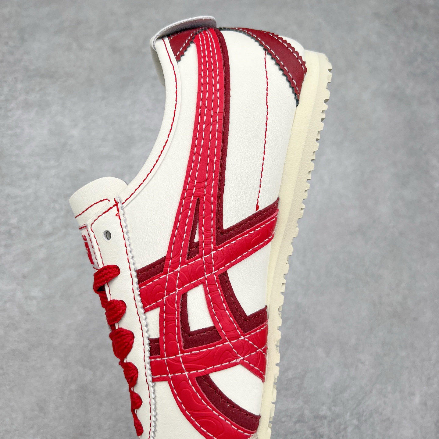 图片[7]-Asics Onitsuka Tiger MEXICO 66 亚瑟士鬼冢虎复古经典板鞋 CNY 龙年限定 白红 市场王者选手 海外订单工厂出品 长期生产补货永不断码 超成熟稳定的做工品控 原装全套纸板楦头开发 原汁原味 完美呈现版型 私模正确鞋底咬花纹路 一比一鞋头弧度高度鞋身弧度 绝不口嗨 细节品控鞋型随意秒杀市面 原档咬花纹路私模大底 一个单元有六个三角形 总体形拼接呈现花瓣状 官方四联吊牌 原装Ortholite轻量化鞋垫 原盒原配 质保卡 说明书 钢印防尘纸 纸板中底带钢印 乳胶组合鞋垫 支持全方位的对比专柜 产品从款式颜色造型上体现出追求舒适和细节的完美 鞋类更是推崇手工制作的严谨与完美 融舒适性与可穿性的设计风格 注重细节的完美和别致魅力 既保持稳重 又不失轻松的时尚感 尺码：36 37 37.5 38 39 39.5 40 40.5 41.5 42 42.5 43.5 44 45-选品中心