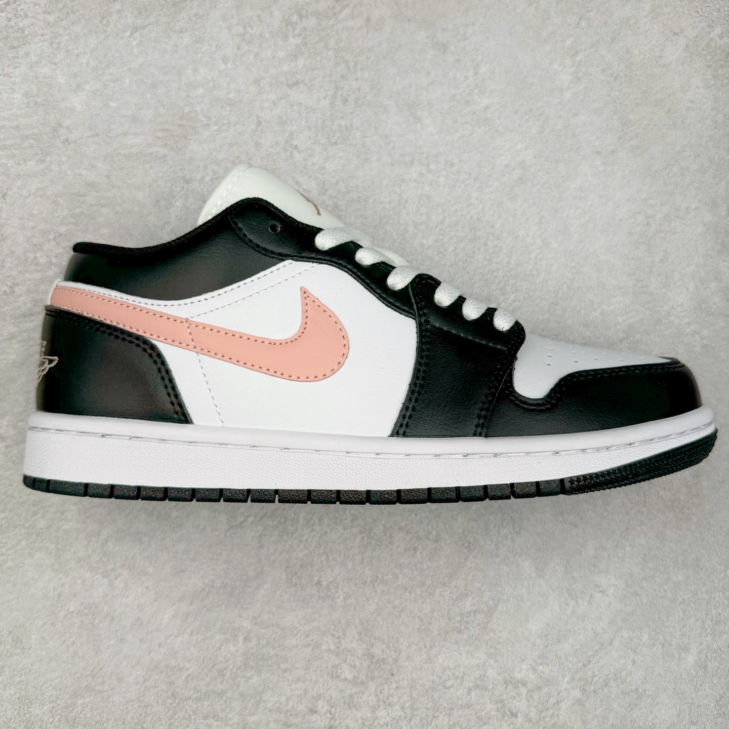 ＃K版 Air Jordan AJ1 Low 低帮 黑白粉 553558-165 全新流水线出品 DT版本唯一平替选择 市场第二梯队最强版 全部原鞋开发 原楦原纸板开发 全鞋电脑针车 原厂内置全掌气垫 原盒内在原标 唯一Zp原版鞋带绑法 免检产品 全新2022版型 全头层皮料 完美零毛边处理 原厂配置全掌气垫 价格定位良心 几十个配色陆续出货 实拍调校N版已经零色差零失真 百分百还原实物色彩所见即所得 不存在货不对板色差等低级问题 选购参考实物拍摄 不混卖不参货 只用心做好货严格选品 承诺混一赔十 尺码：36 36.5 37.5 38 38.5 39 40 40.5 41 42 42.5 43 44 44.5 45-选品中心
