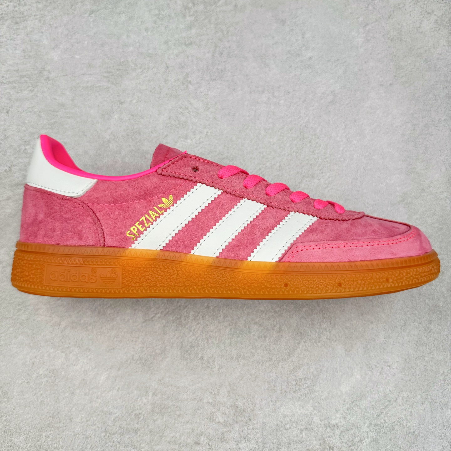 AD Gazelle Indoor Trainers 羚羊内训系列低帮复古百搭休闲运动德训风板鞋 JI2654 90年代经典的复刻版！自60年代以足球训练鞋面世以来,Gazelle就以其经典设计席卷全球。1991年版本的复刻,再造经典Gazelle。采用皮革打造,搭配浊色细节,让这款经典更加简约。尺码：36 36⅔ 37⅓ 38 38⅔ 39⅓ 40 40⅔ 41⅓ 42 42⅔ 43⅓ 44⅓ 44⅔ 45-选品中心