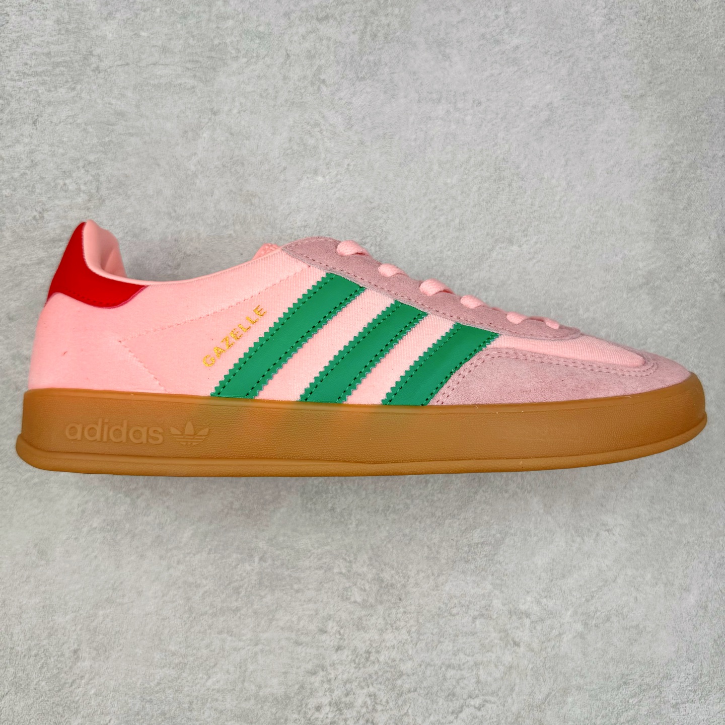 AD Gazelle Indoor Trainers 羚羊内训系列低帮复古百搭休闲运动德训风板鞋 JI2713 90年代经典的复刻版！自60年代以足球训练鞋面世以来,Gazelle就以其经典设计席卷全球。1991年版本的复刻,再造经典Gazelle。采用皮革打造,搭配浊色细节,让这款经典更加简约。尺码：36 36⅔ 37⅓ 38 38⅔ 39⅓ 40 40⅔ 41⅓ 42 42⅔ 43⅓ 44⅓ 44⅔ 45-选品中心