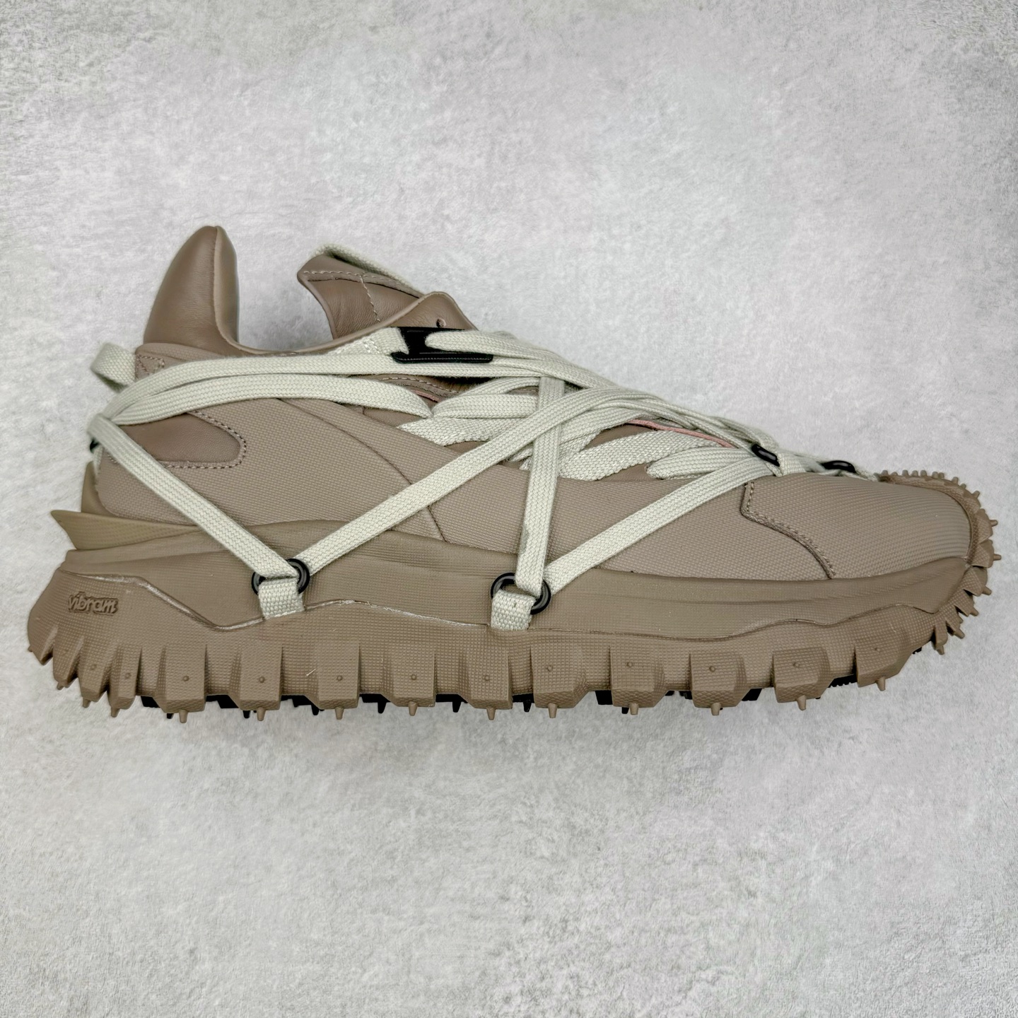 Moncler Trailgrip Gore-Tex 蒙口越野旅行系列低帮厚底轻量户外登山运动鞋 盟可睐MONCLER TRAILGRIP 鞋履新季系列 前卫设计碰撞实用科技 轻盈面料无惧炎热夏季 Trailgrip运动鞋作为盟可睐Moncler的秋冬新作横空出世 融蕴品牌山地基因 运用科技前沿技术 征服野外复杂地形 醒目的胎纹设计搭配弧形橡胶鞋头 确保经久耐穿 为山野探险与都市畅游提供高效防护 Trailgrip 2023春夏系列将在既有的实用性基础之上 推出全新配色 并采用更轻材质 尺码：35-46-选品中心