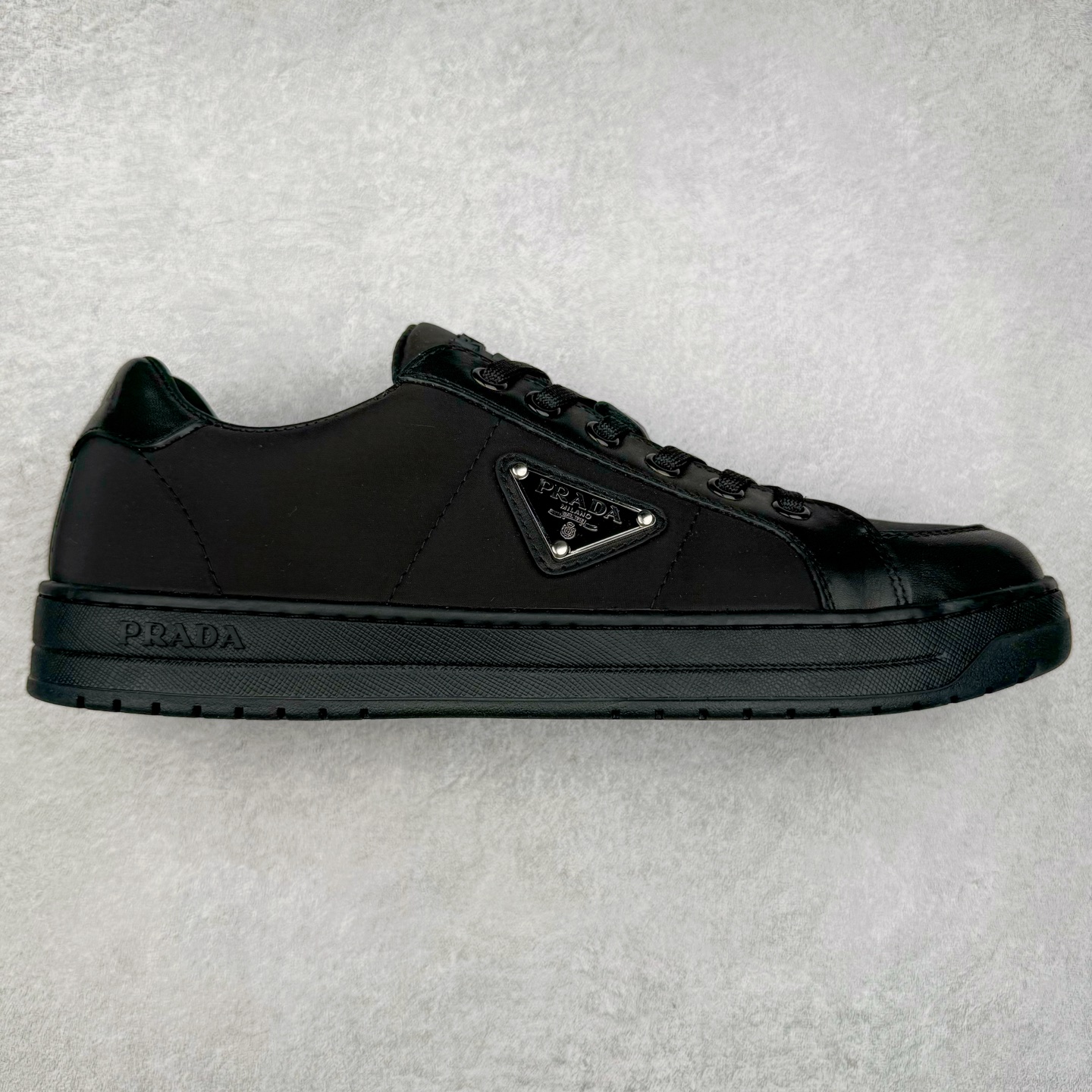 ＃纯原 普拉达Prada Downtown Low Sneakers 闹市区系列低帮系带百搭休闲运动小白板鞋“皮革黑白熊猫三角标”男鞋广东原产#原楦数据开发版型#采用粒面头层牛皮鞋面材质#内嵌灌注式PU乳胶缓震鞋垫#外置3.5cmTPR抽真空橡胶鞋底 标志性的珐琅三角形金属徽标，意大利高奢品牌 这款皮革运动鞋多角度诠释Prada徽标：轻巧跃于鞋舌，沿轻质橡胶鞋底铺陈，化身标志性的涂珐琅金属三角形点缀鞋面一侧，无不阐释品牌格调。金属孔眼和棉质鞋带 珐琅三角形装饰鞋面 鞋舌Prada Milano印花徽标 轻质箱型鞋底，侧面配压花徽标 鞋底厚3.5厘米 可拆卸皮革包覆内底 尺码 38 39 40 41 42 43 44 45-选品中心
