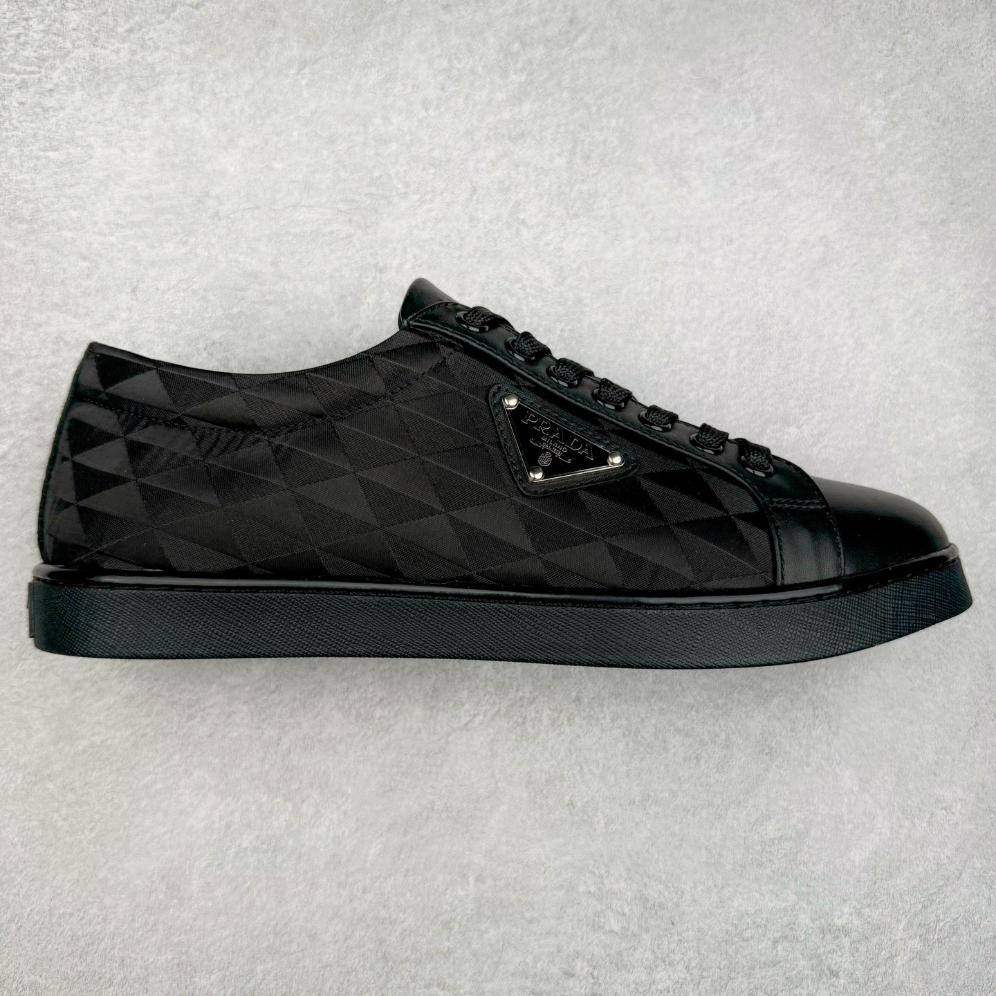 ＃纯原 普拉达Prada Downtown Low Sneakers 闹市区系列低帮系带百搭休闲运动小白板鞋“皮革黑白熊猫三角标”男鞋广东原产#原楦数据开发版型#采用粒面头层牛皮鞋面材质#内嵌灌注式PU乳胶缓震鞋垫#外置3.5cmTPR抽真空橡胶鞋底 标志性的珐琅三角形金属徽标，意大利高奢品牌 这款皮革运动鞋多角度诠释Prada徽标：轻巧跃于鞋舌，沿轻质橡胶鞋底铺陈，化身标志性的涂珐琅金属三角形点缀鞋面一侧，无不阐释品牌格调。金属孔眼和棉质鞋带 珐琅三角形装饰鞋面 鞋舌Prada Milano印花徽标 轻质箱型鞋底，侧面配压花徽标 鞋底厚3.5厘米 可拆卸皮革包覆内底 尺码 38 39 40 41 42 43 44 45-选品中心