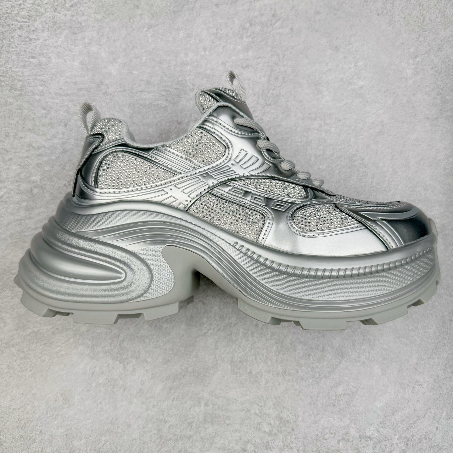 GG-CC Chunky Low白鹿同款独星球 2024新款GGCC低帮复古厚底增高老爹鞋 时髦look轻松定格 不费力展现率性氛围 原版正确大底 高档银盒 酷帅机能风不规则设计大底 8CM 增高厚底 大长腿既视感轻松拿捏 货号:G24X9833 尺码:35 36 37 38 39 40-选品中心